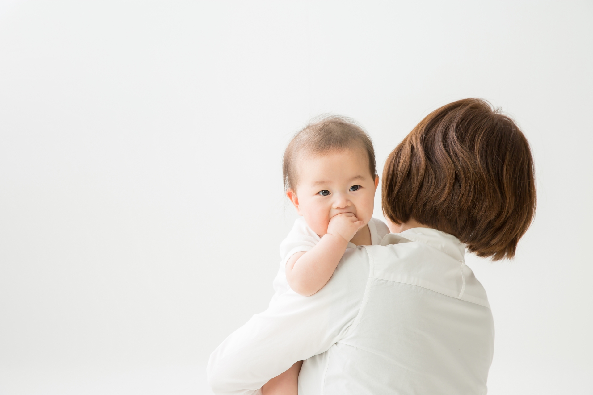 抱っこする母