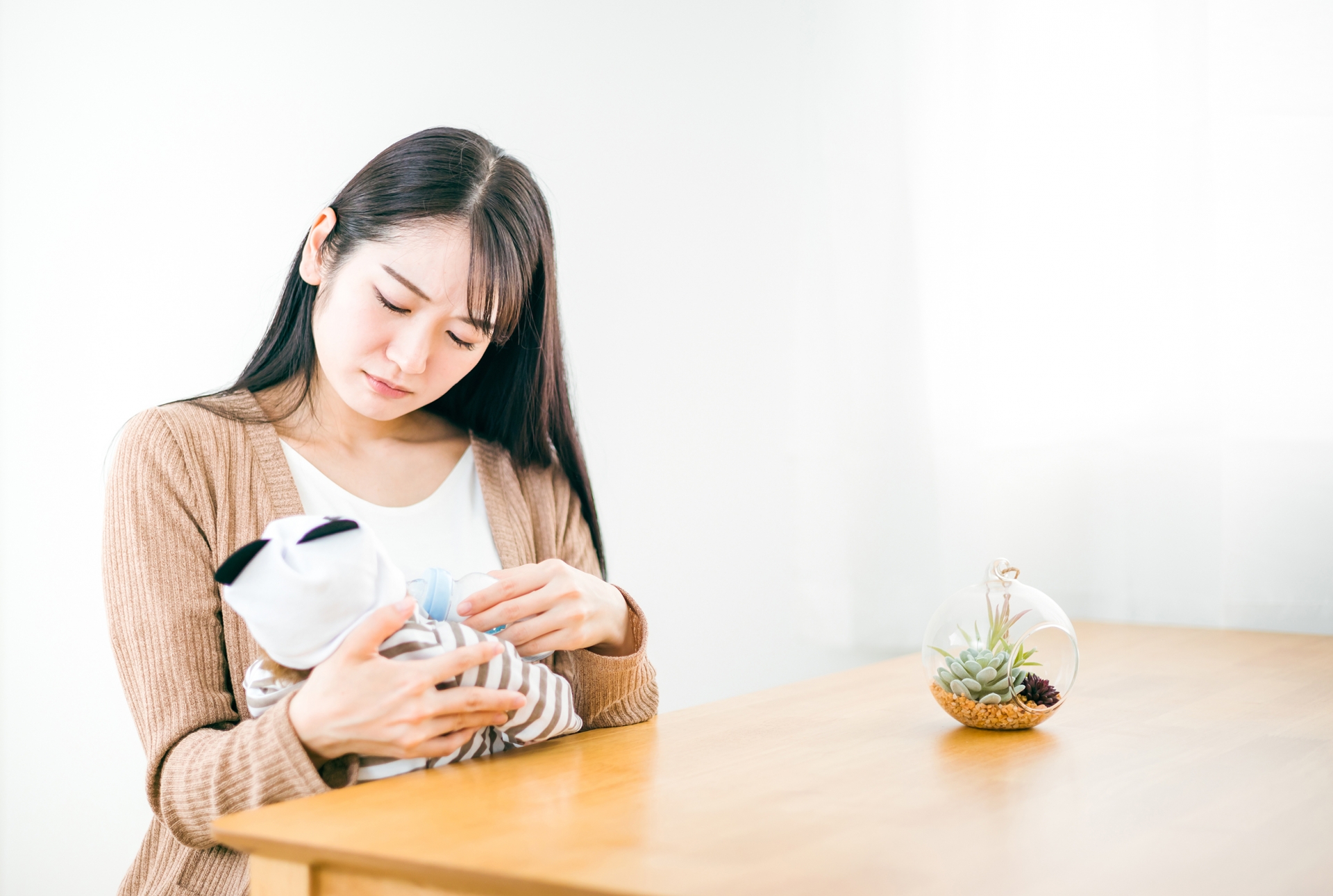 抱っこして悩むママ