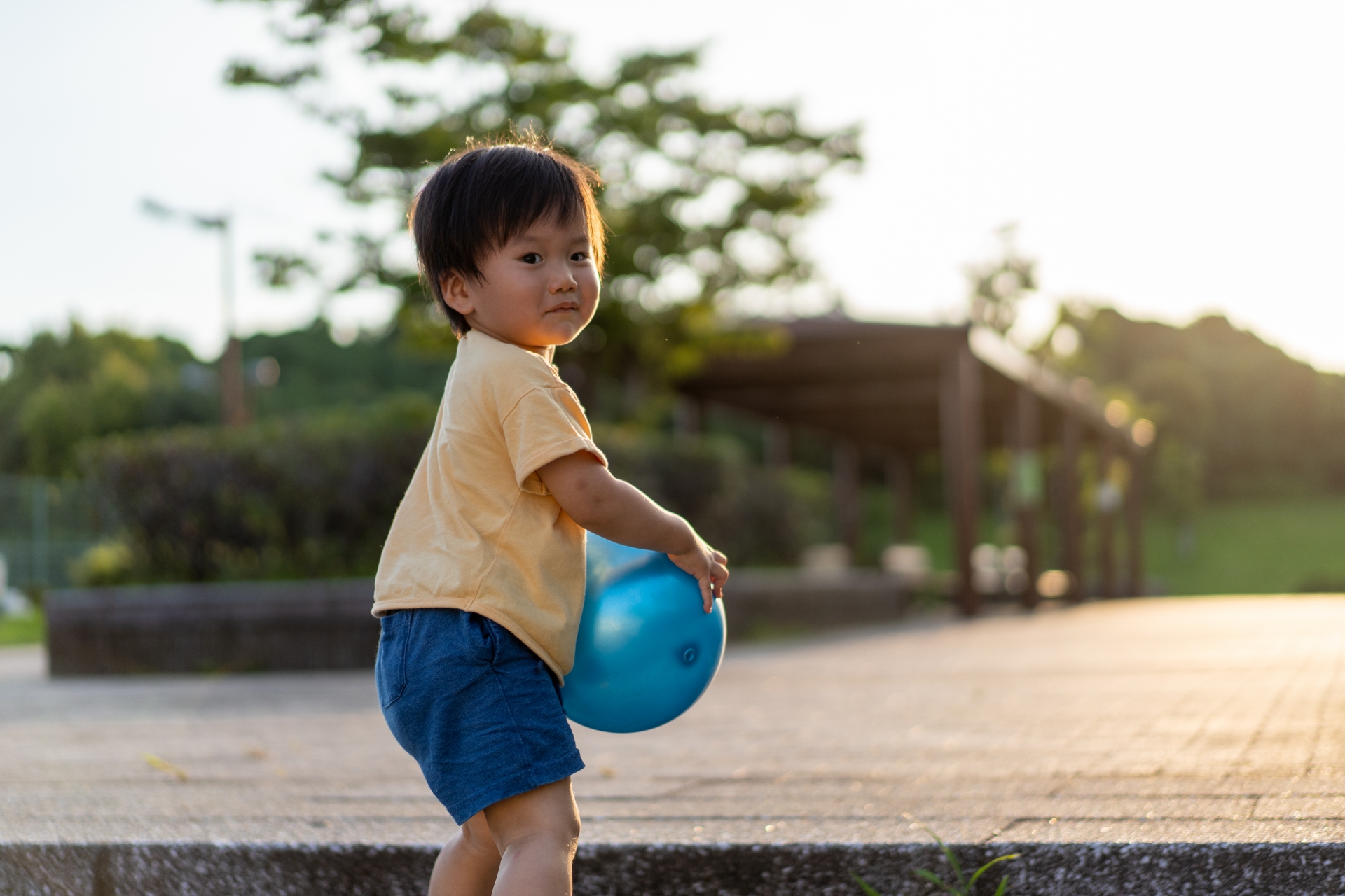 ボールをもつ子ども