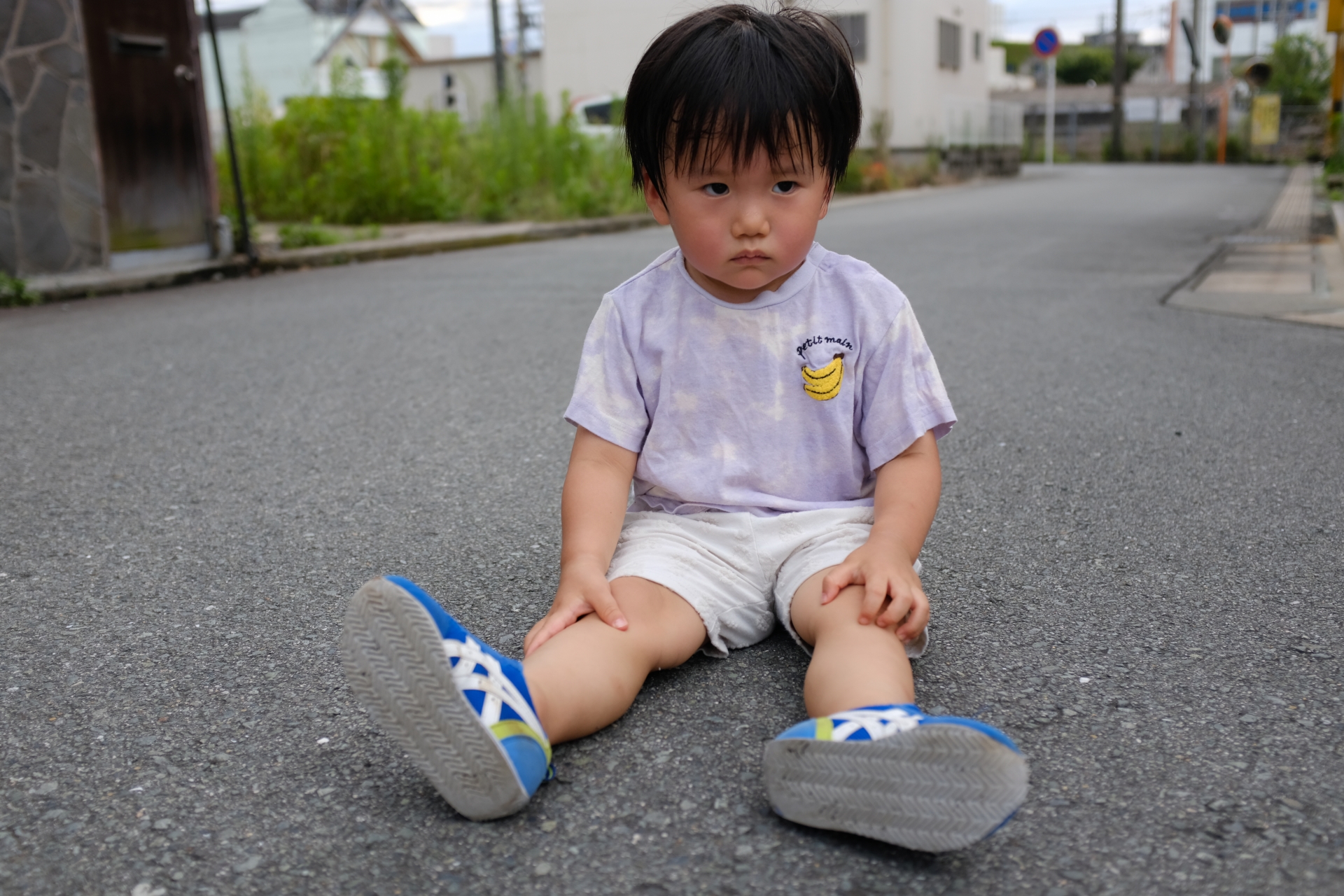 座り込む子ども