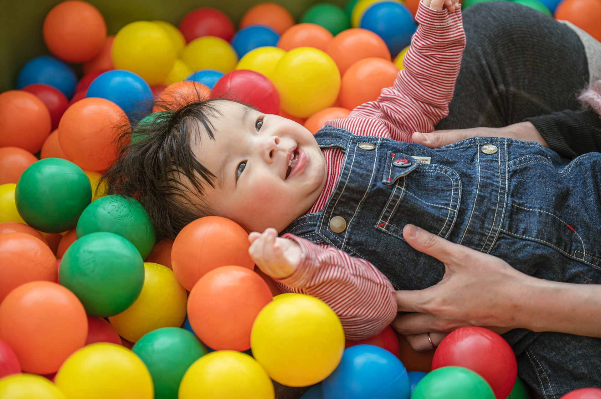 ボールプールで遊ぶ子供