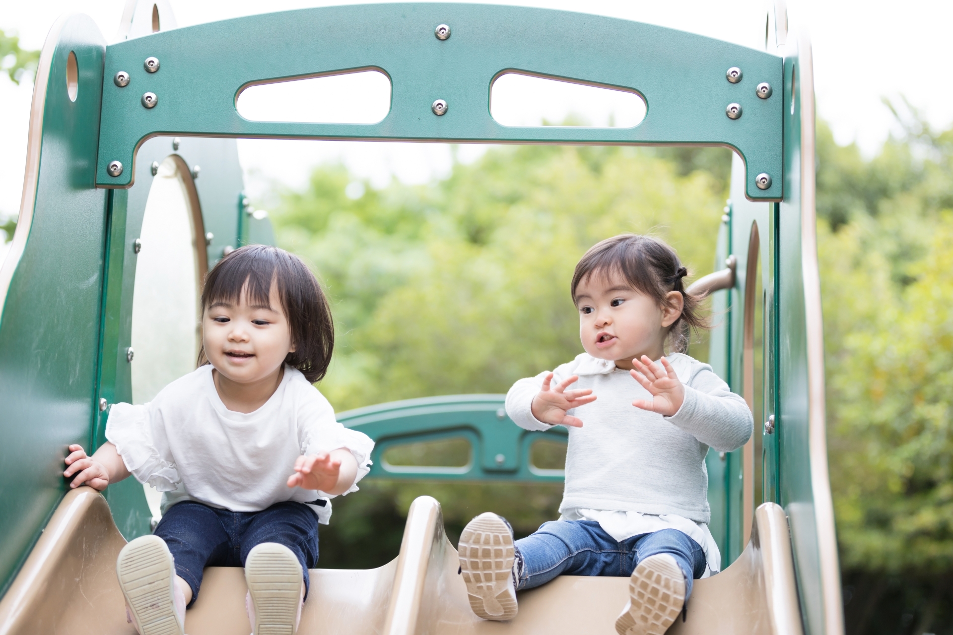 滑り台で遊ぶ子ども