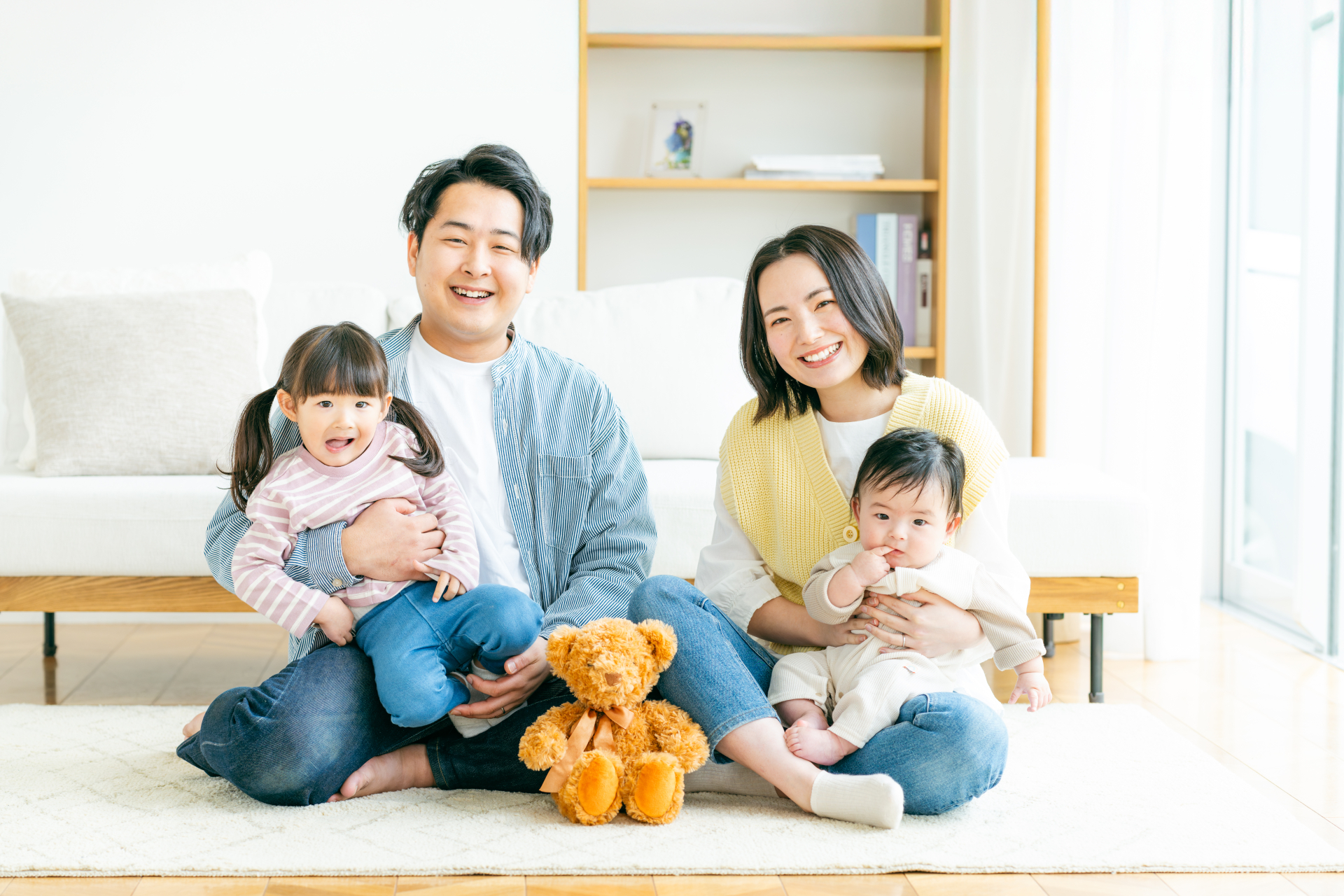リビングでくつろぐ4人家族