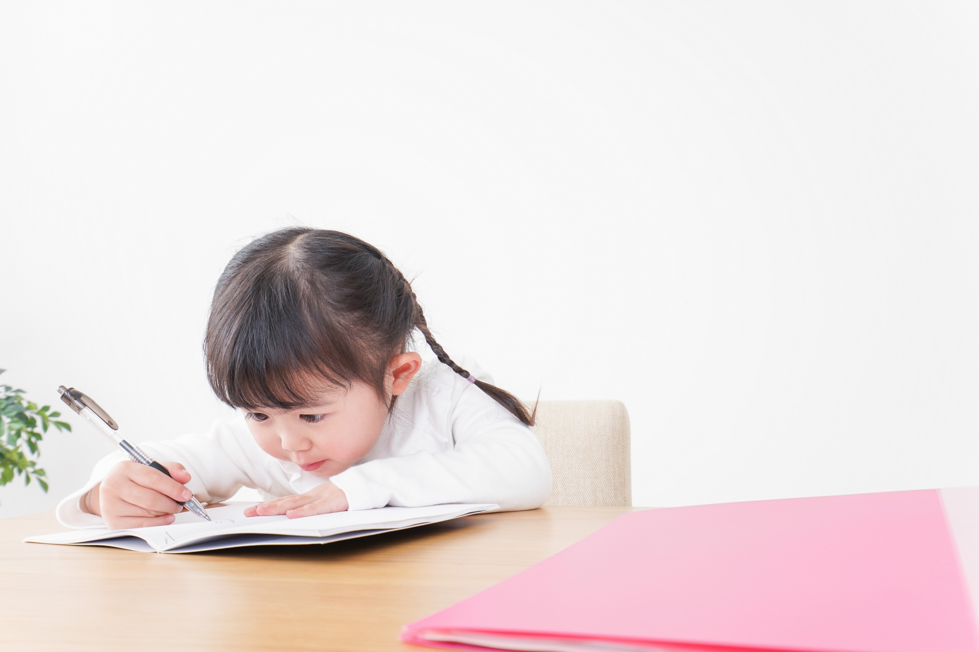ひとりで勉強をする子ども
