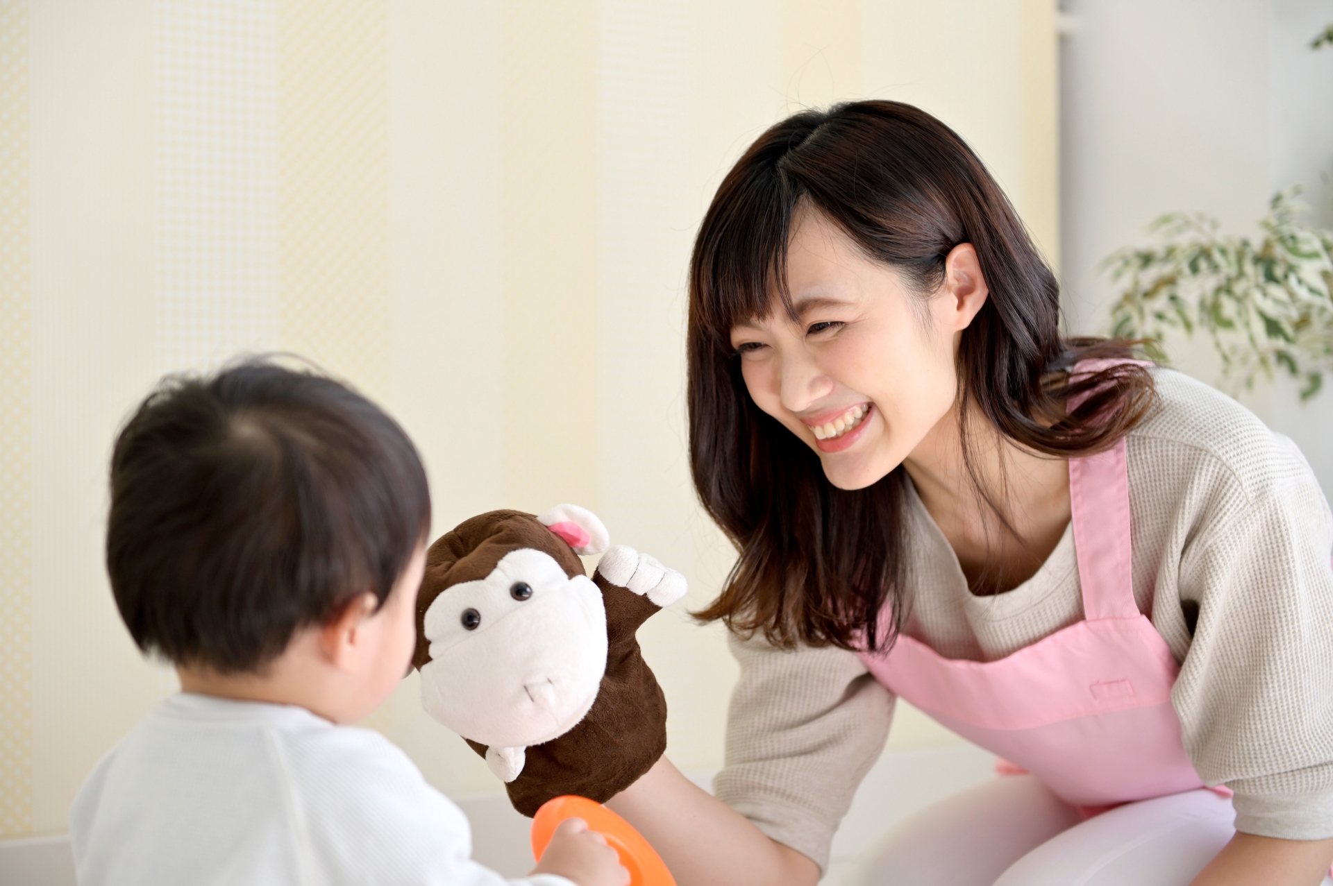 子供と遊ぶ保育士