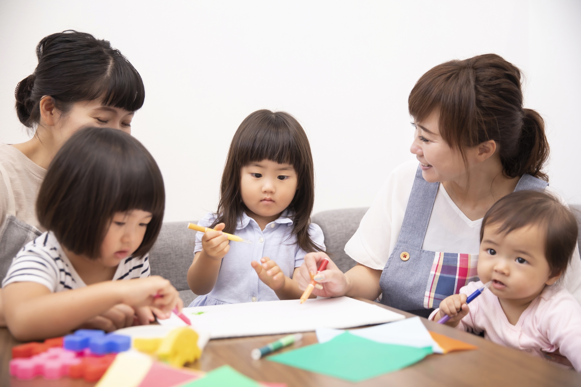 子供と遊ぶ保育士