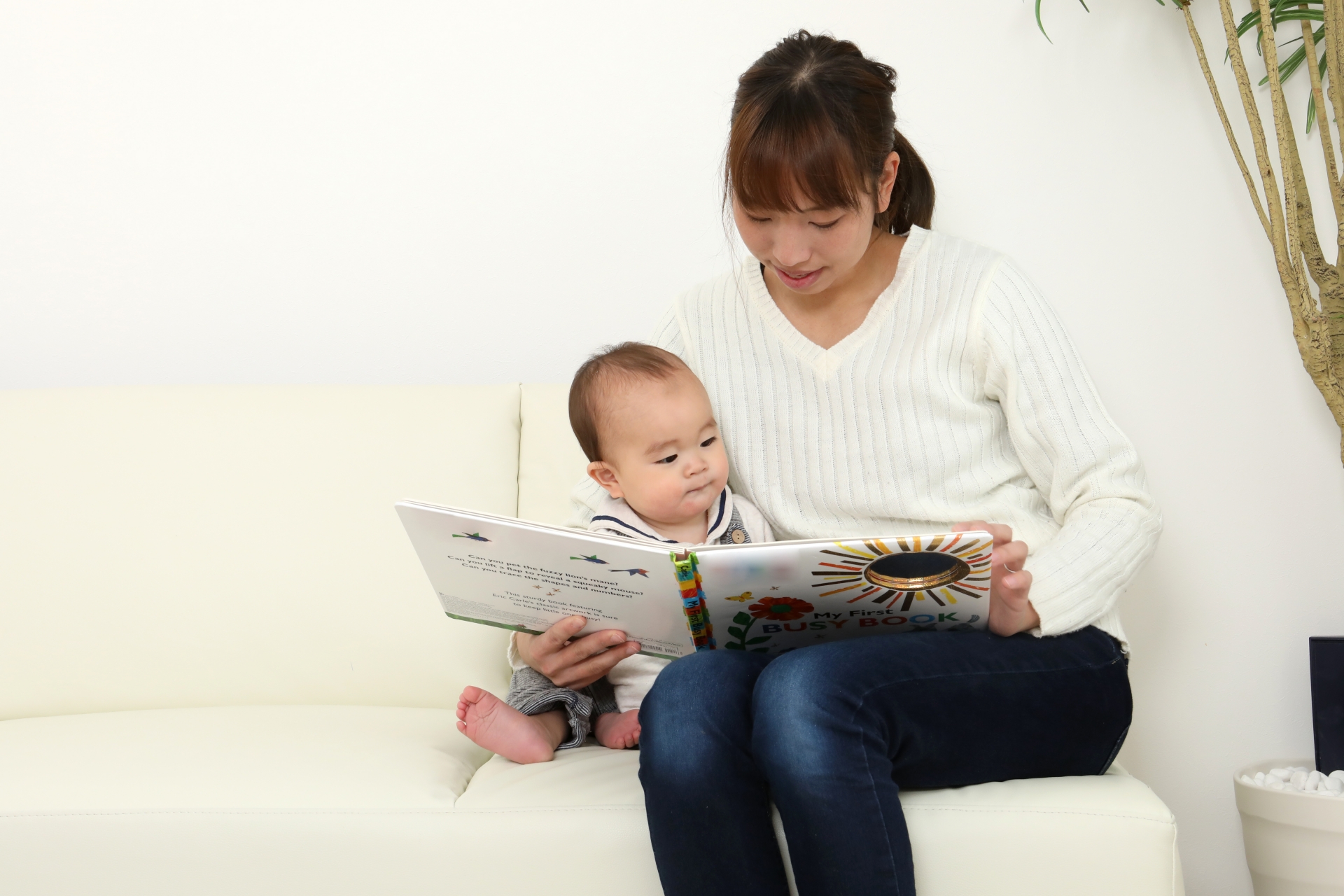 絵本を読んでもらう赤ちゃん