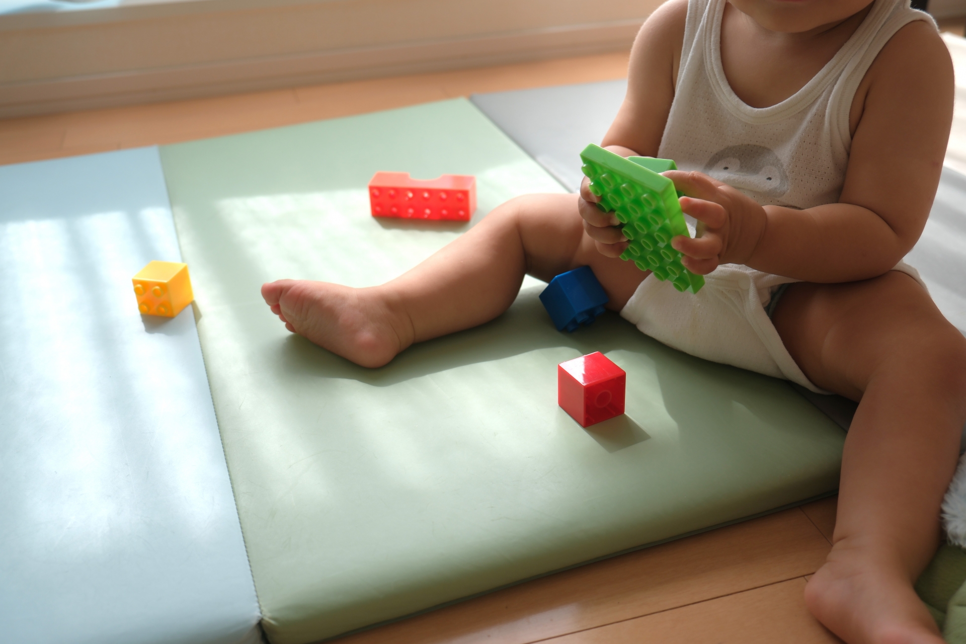 ブロックで遊ぶ赤ちゃん