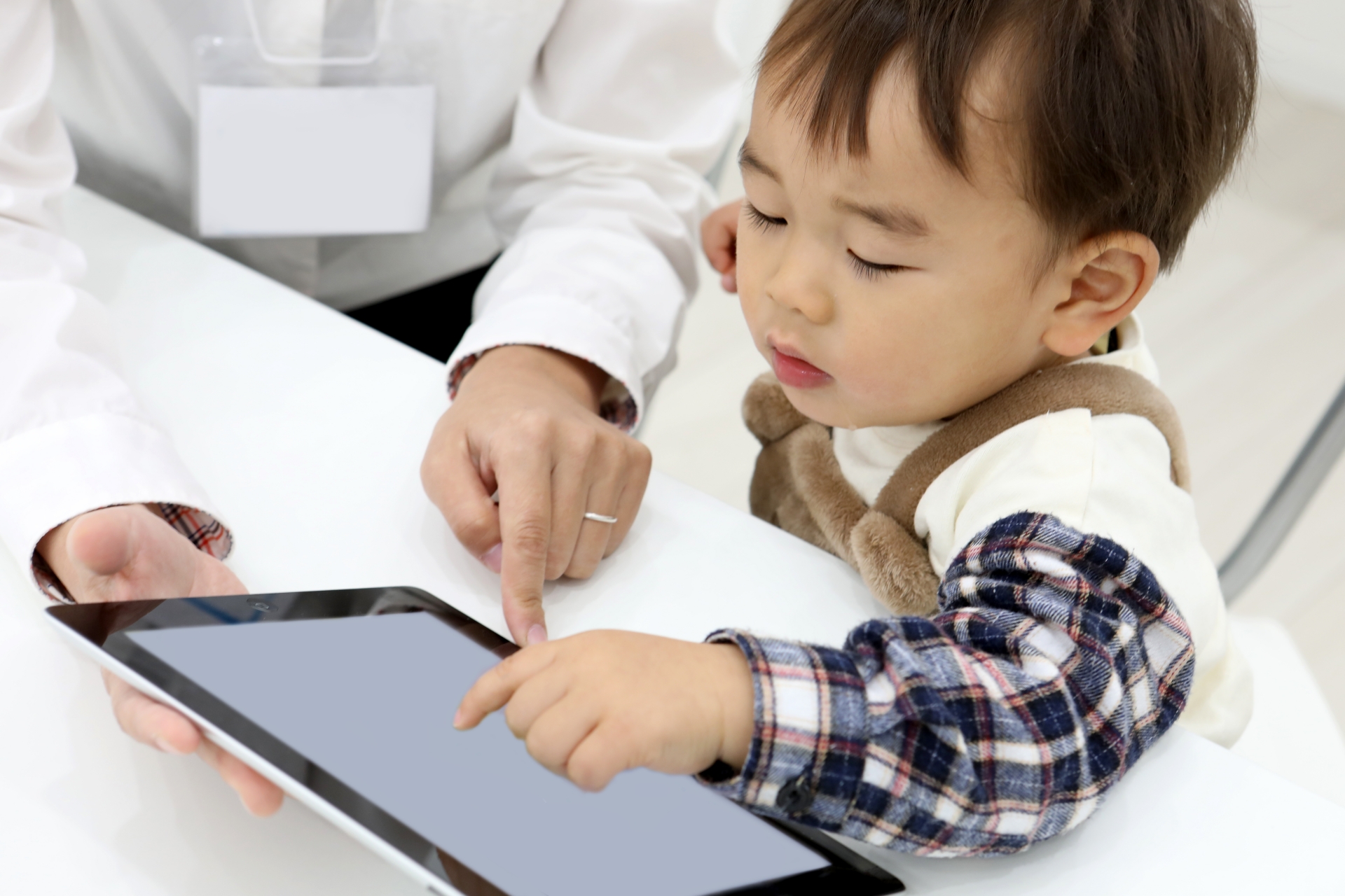 タブレットを触る赤ちゃん