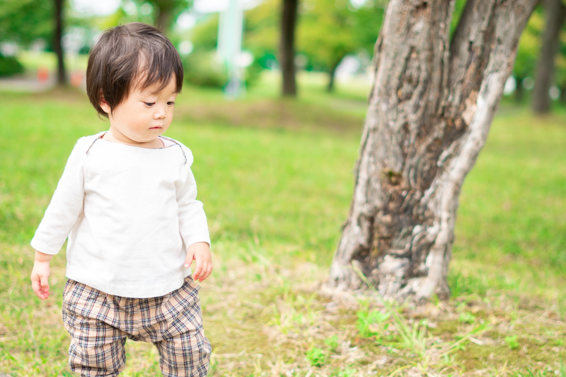 外で遊ぶ赤ちゃん