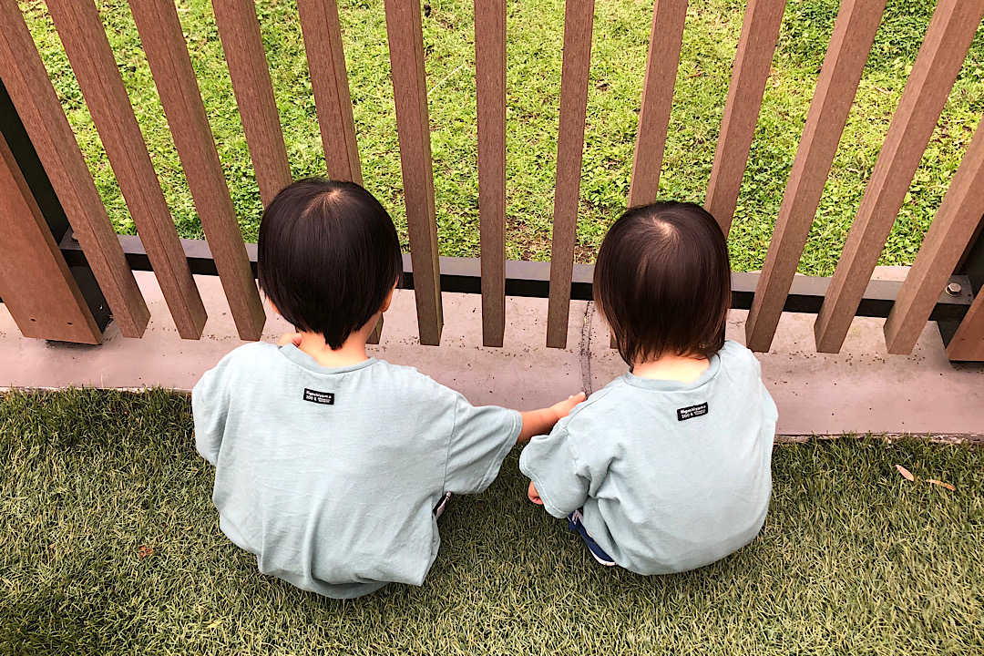 探し物をする子どもたち