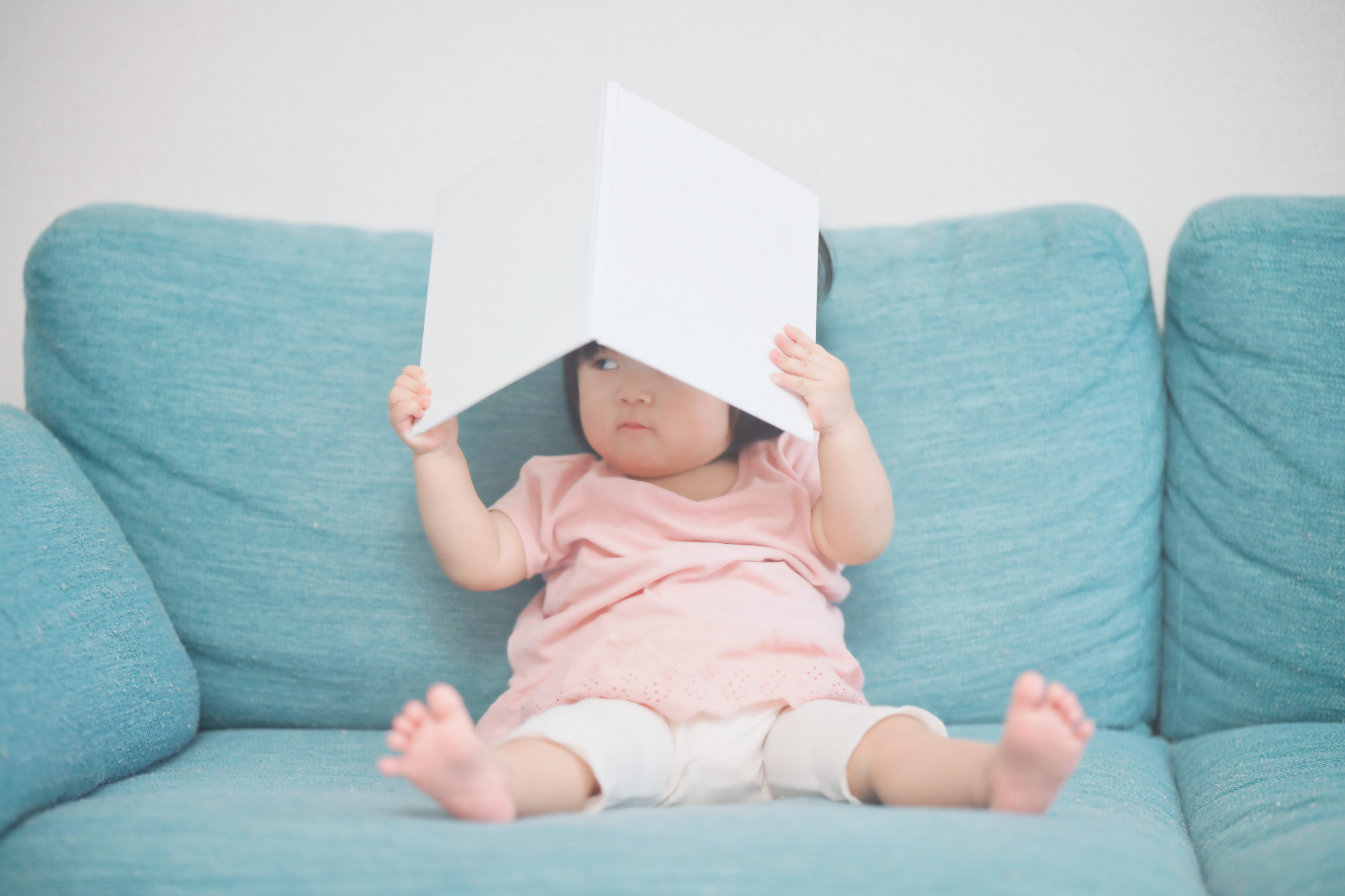 絵本で遊ぶあかちゃん