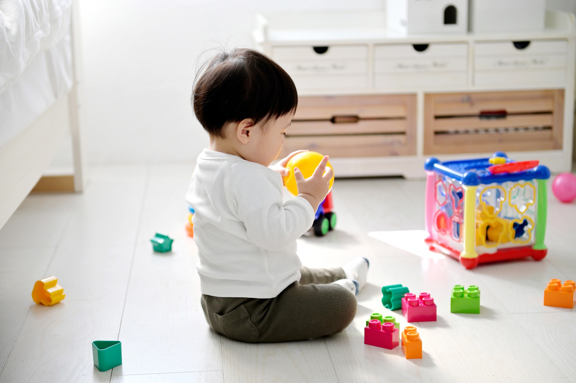 ボールを持つ男の子