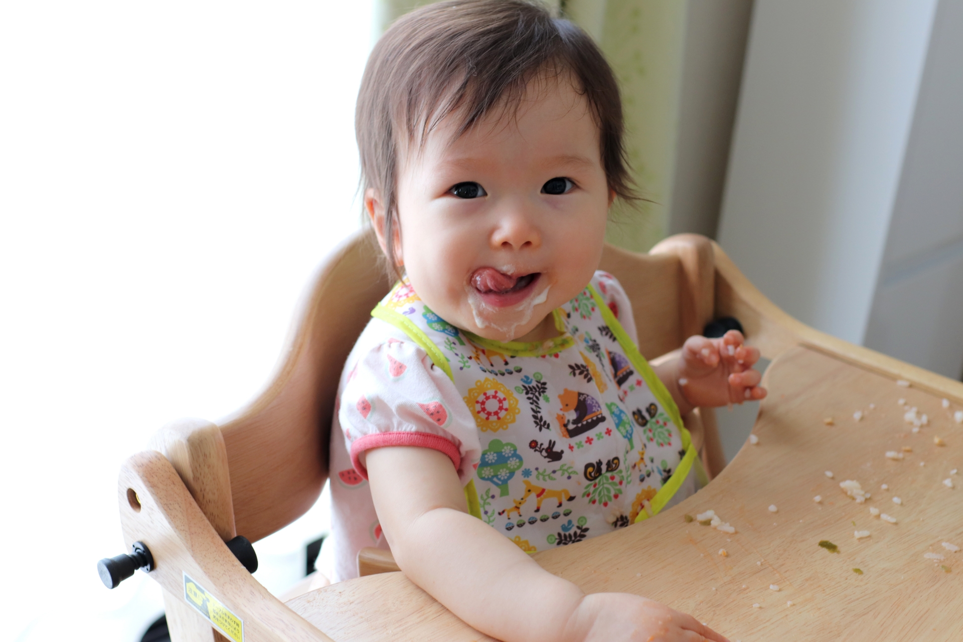 食事中の赤ちゃん