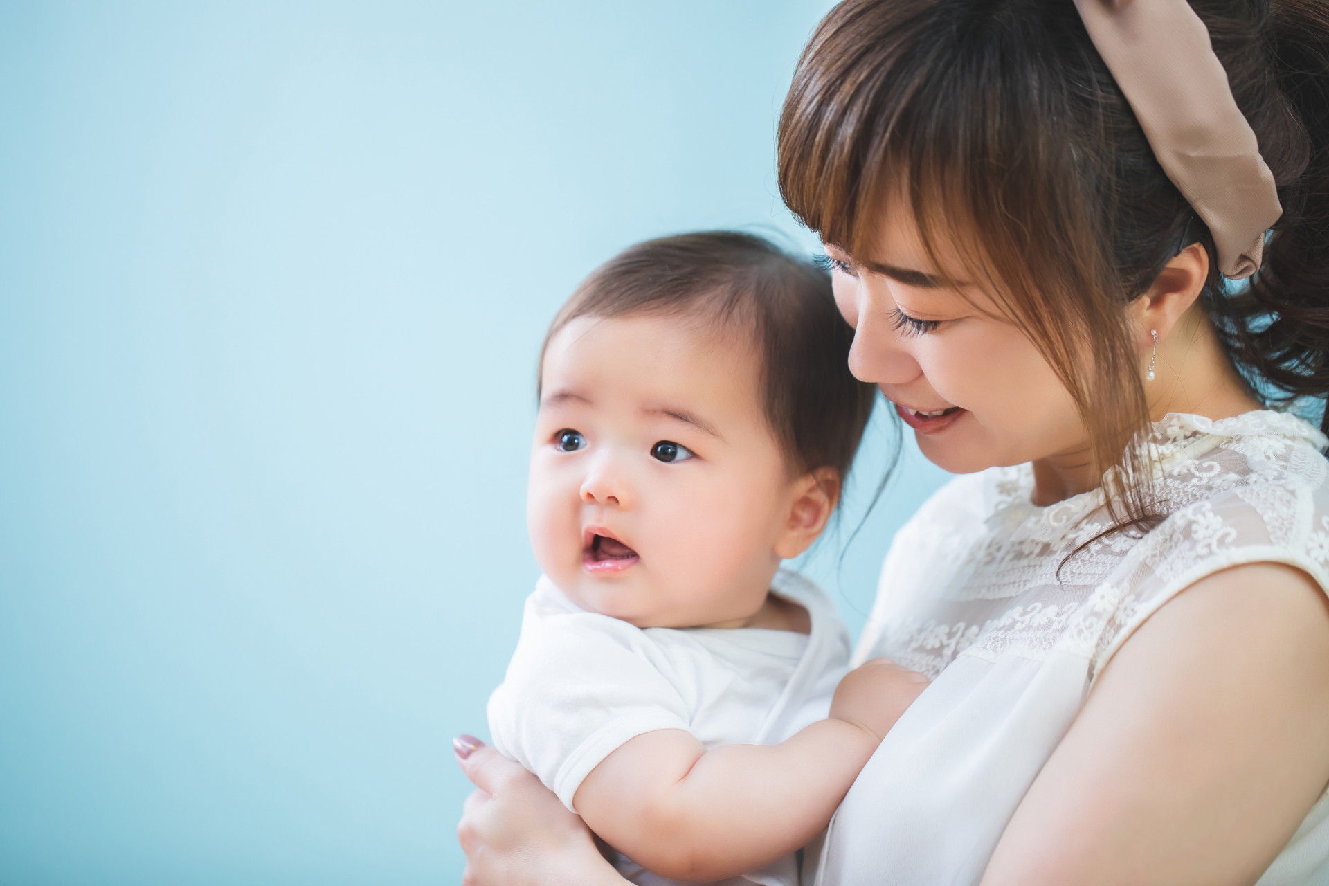 耳もとで話すママ