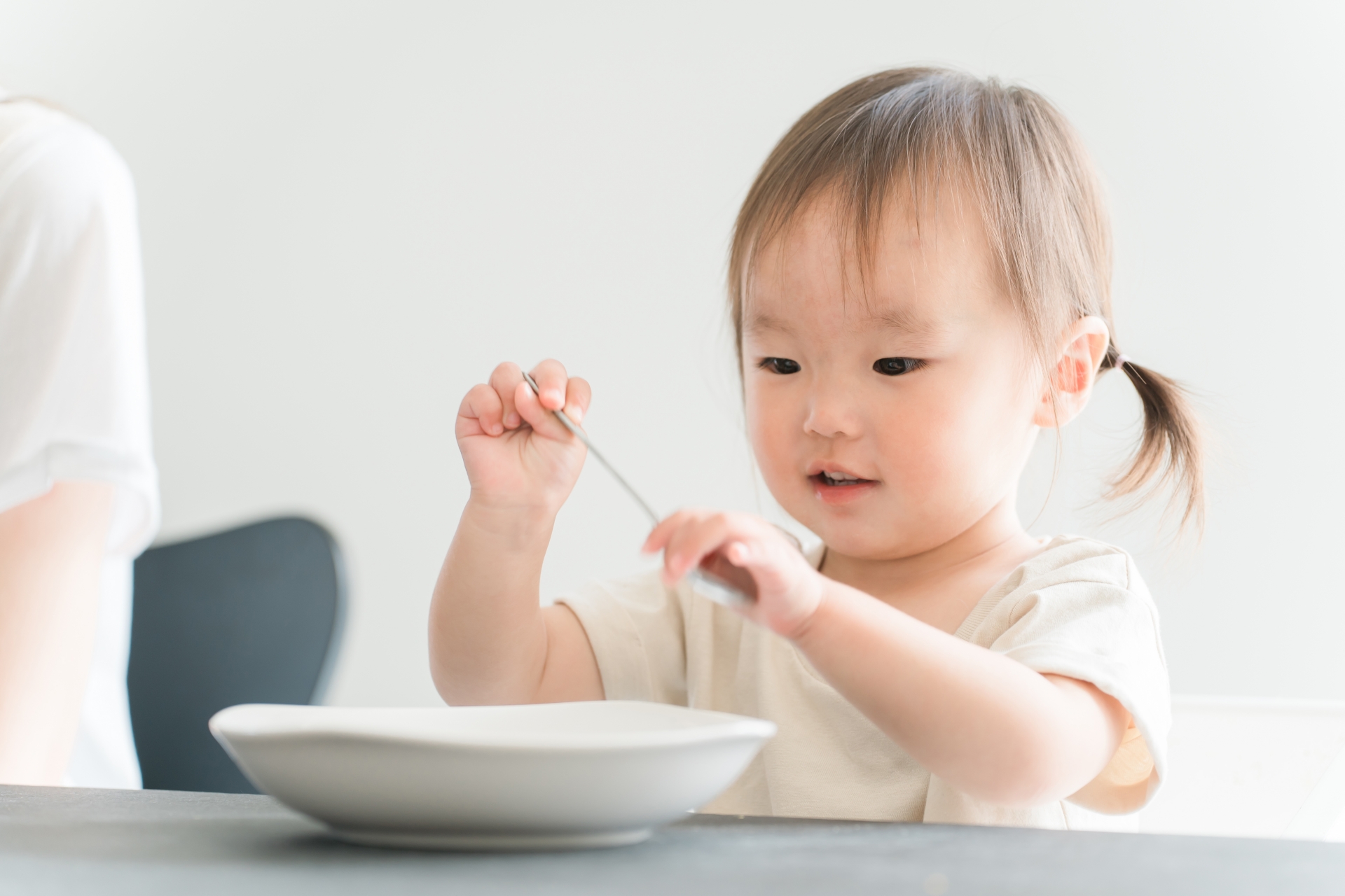 スプーンに挑戦する子ども