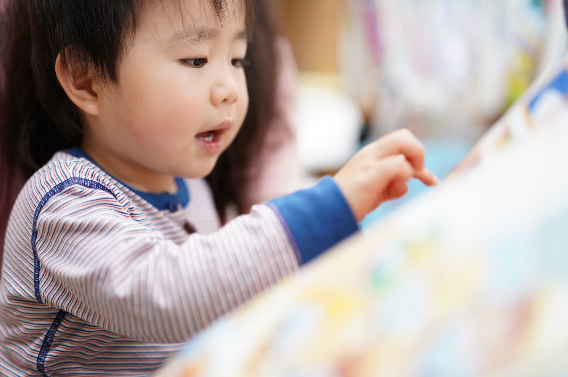 絵本を読む赤ちゃん