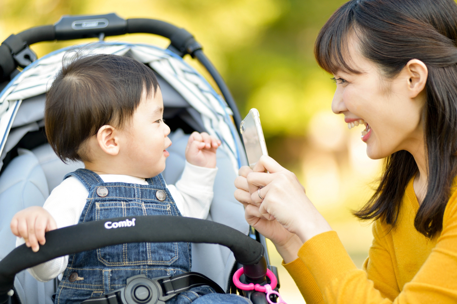 写真をとるママ