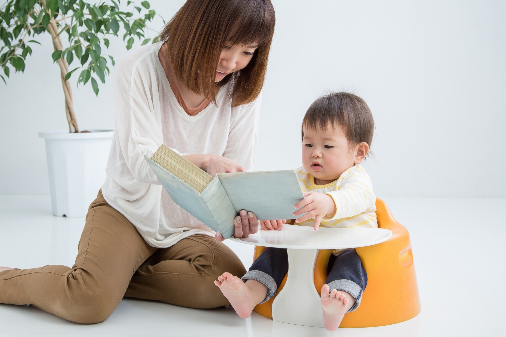 絵本を見せるママ