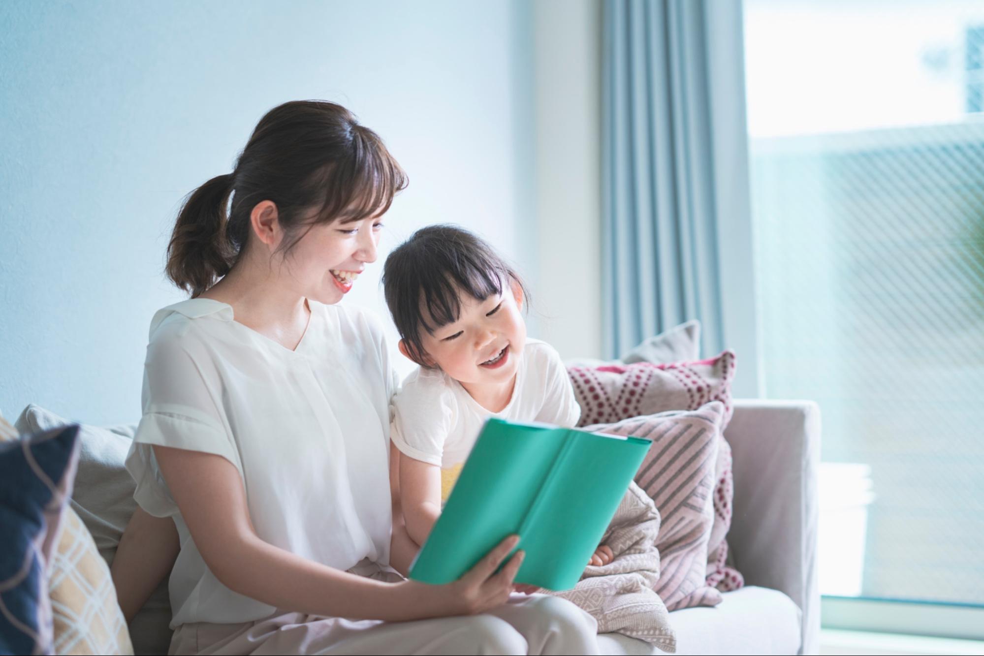 楽しみながら本を読んでいる親子
