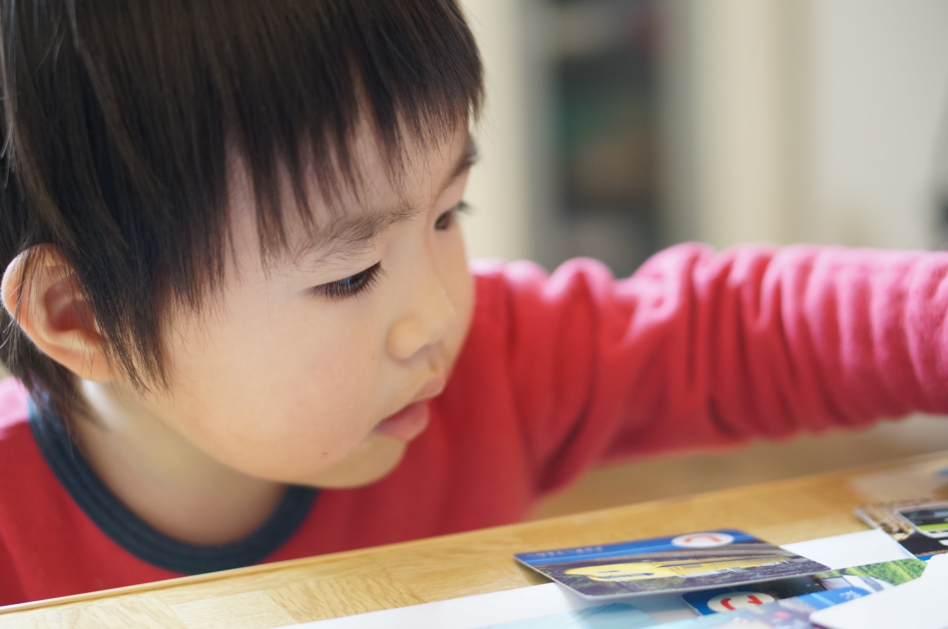 カードで遊ぶ子ども