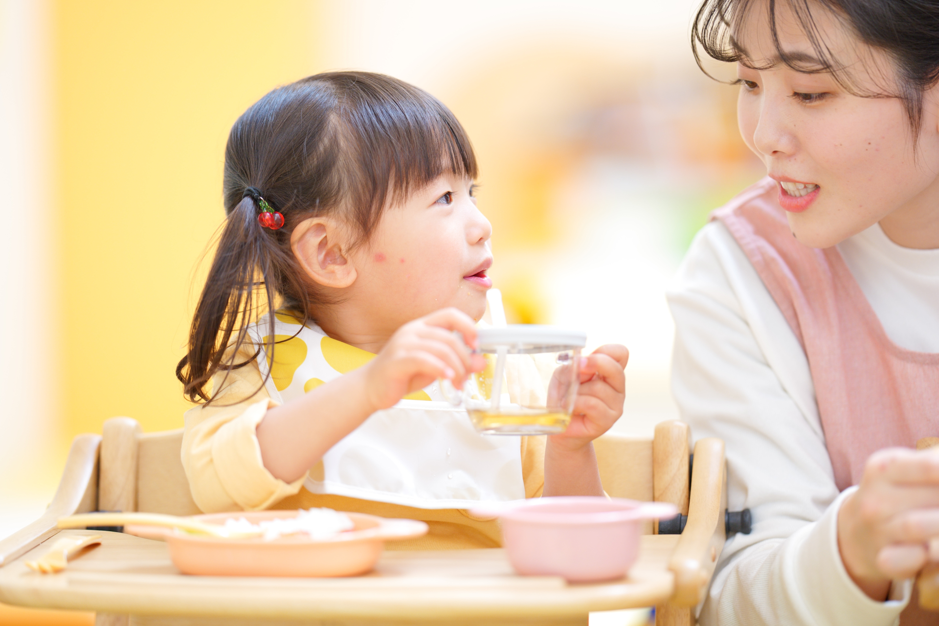 食事を一緒に楽しむ親子