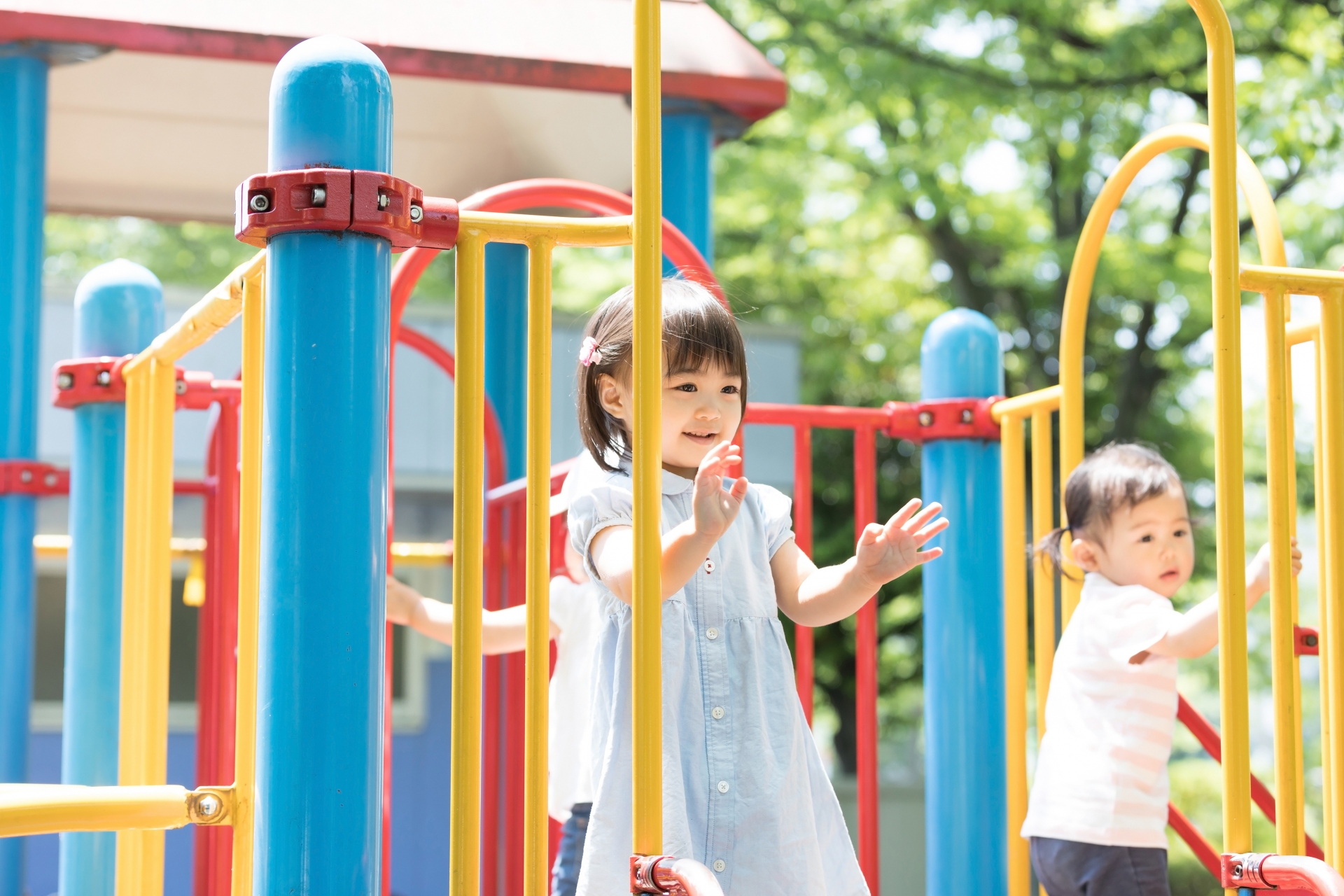 遊具で遊ぶ子どもたち