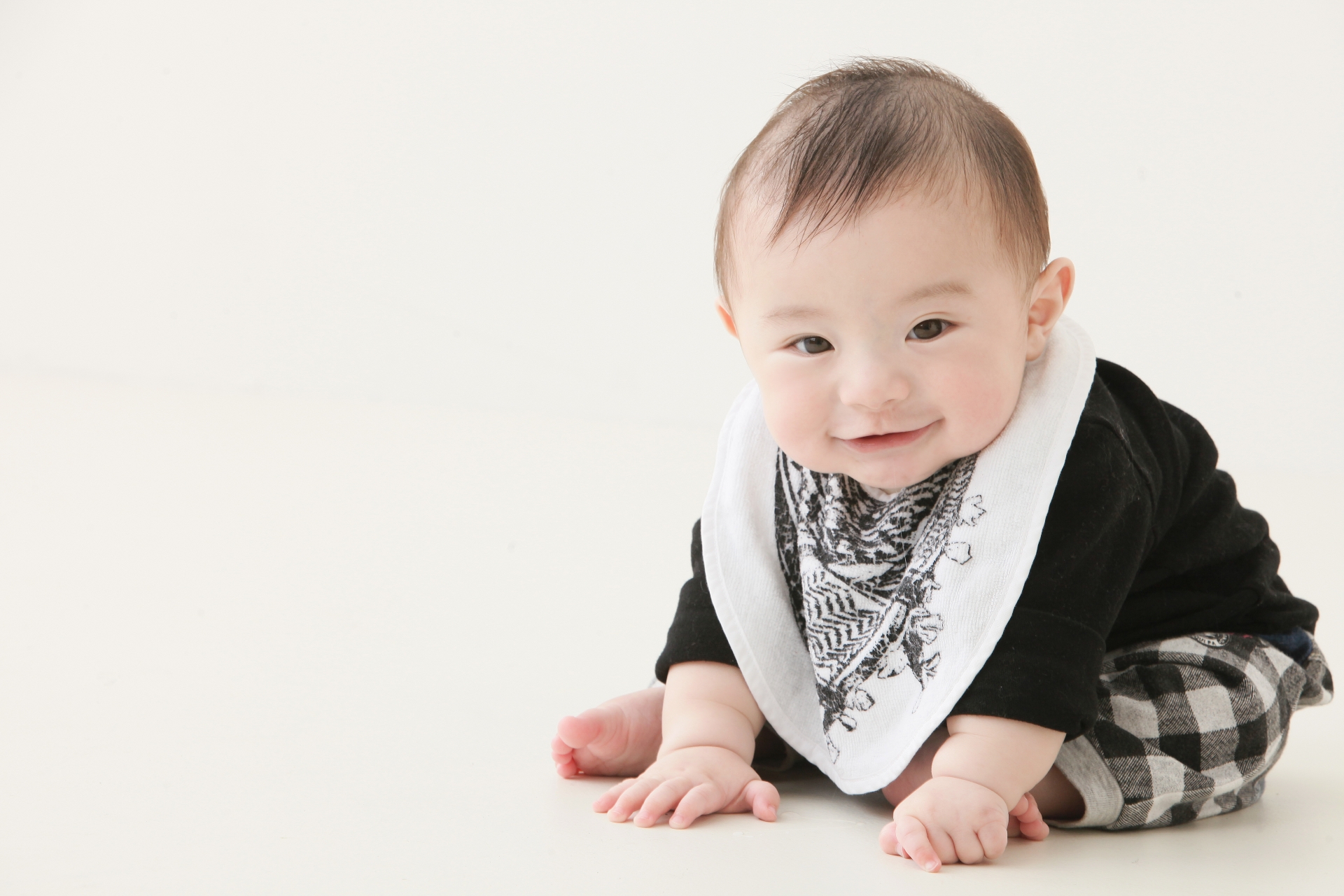 座っている赤ちゃん