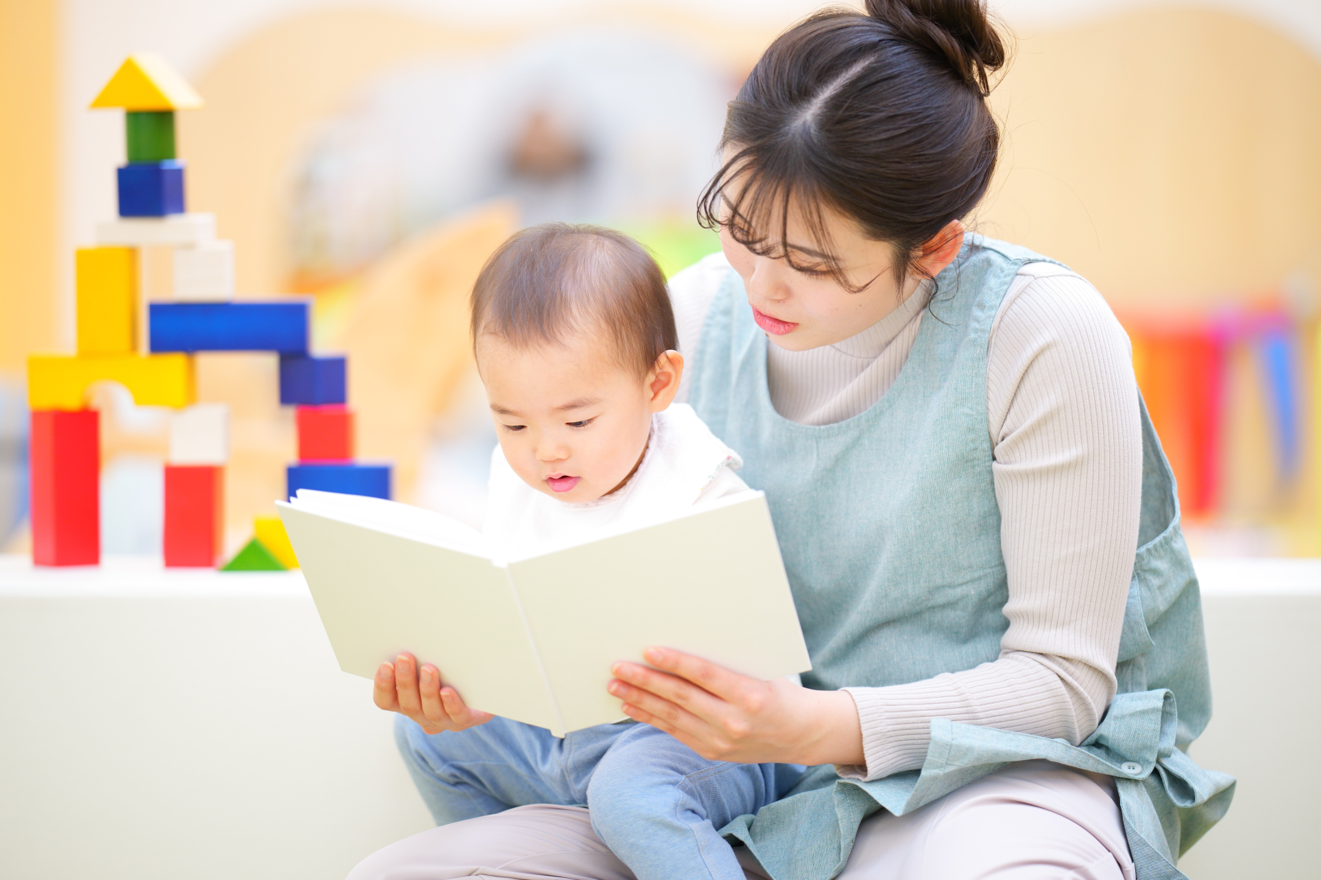 2歳で絵本を自分で読む子に育てるには？読書を習慣にする読み聞かせのコツを解説
