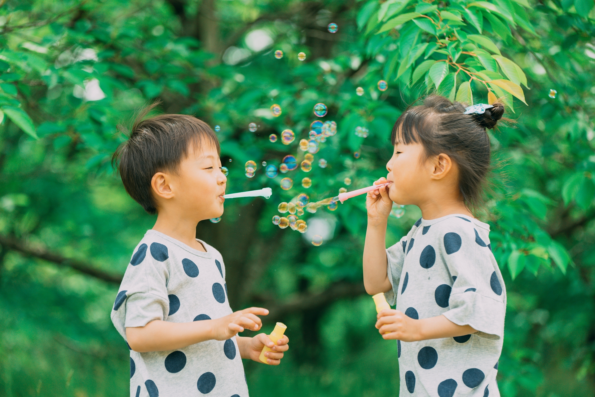 シャボン玉で遊ぶ子ども
