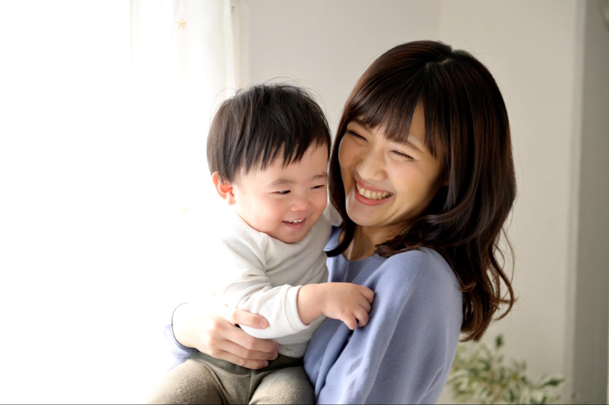 嬉しいそうな親子