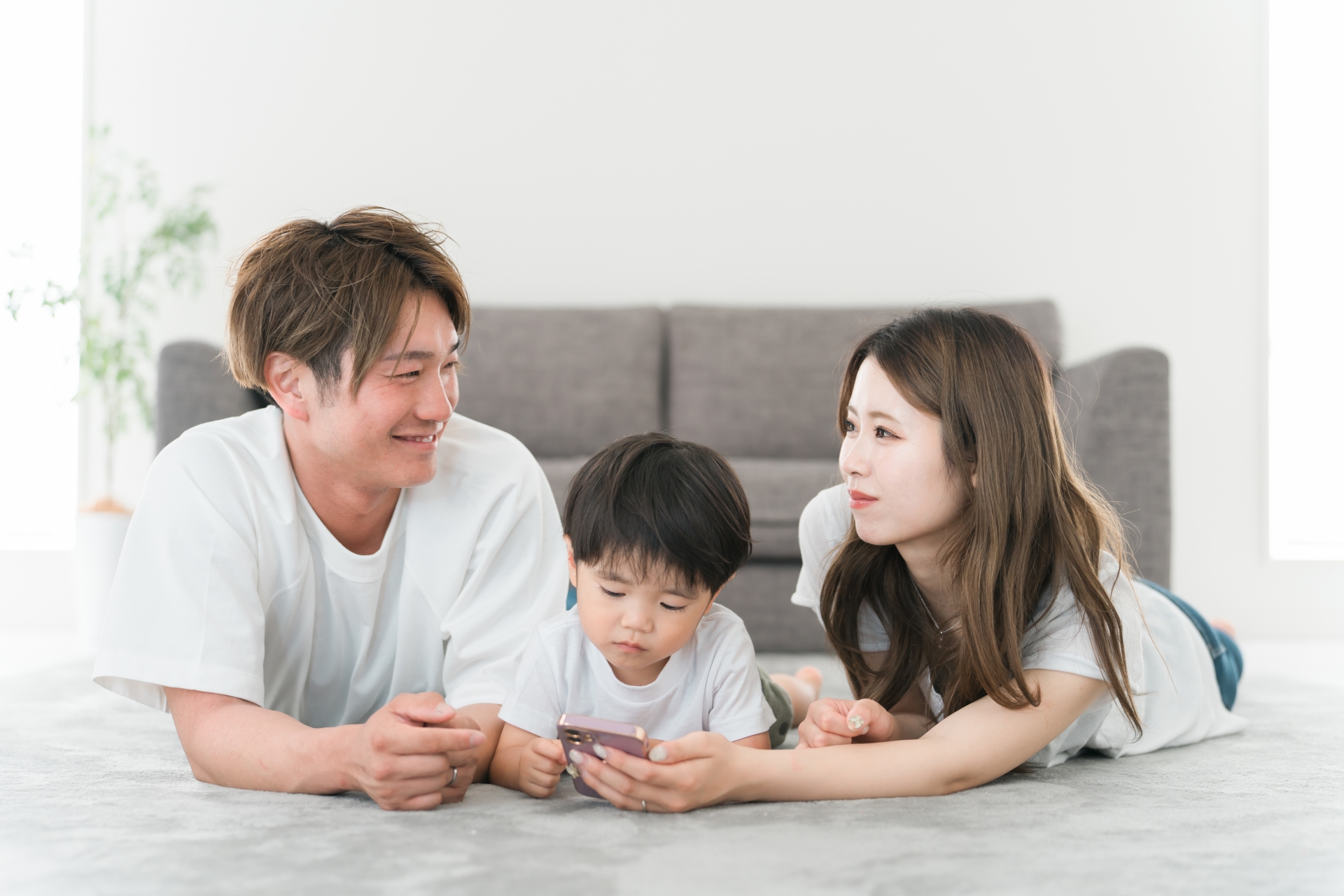 スマホを見る子ども