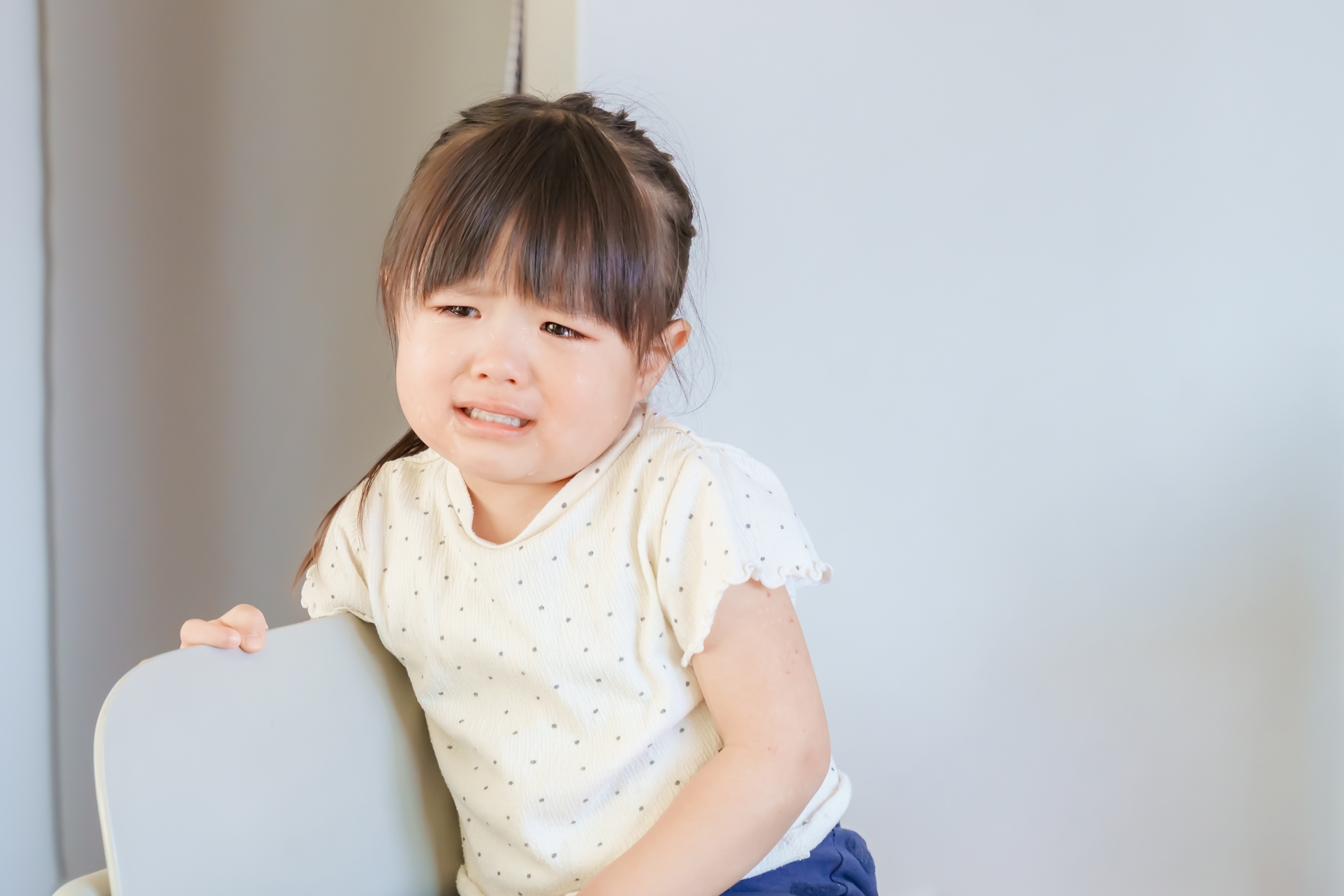 泣くのを我慢する女の子