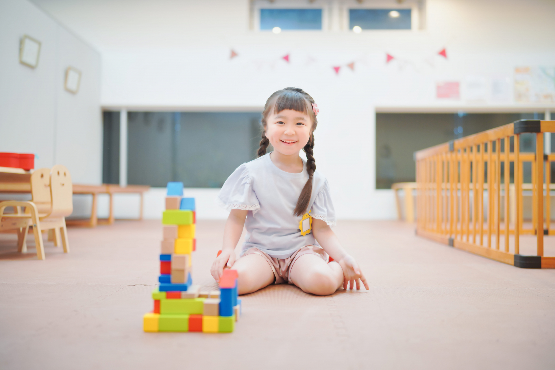 ブロックで遊ぶ子ども