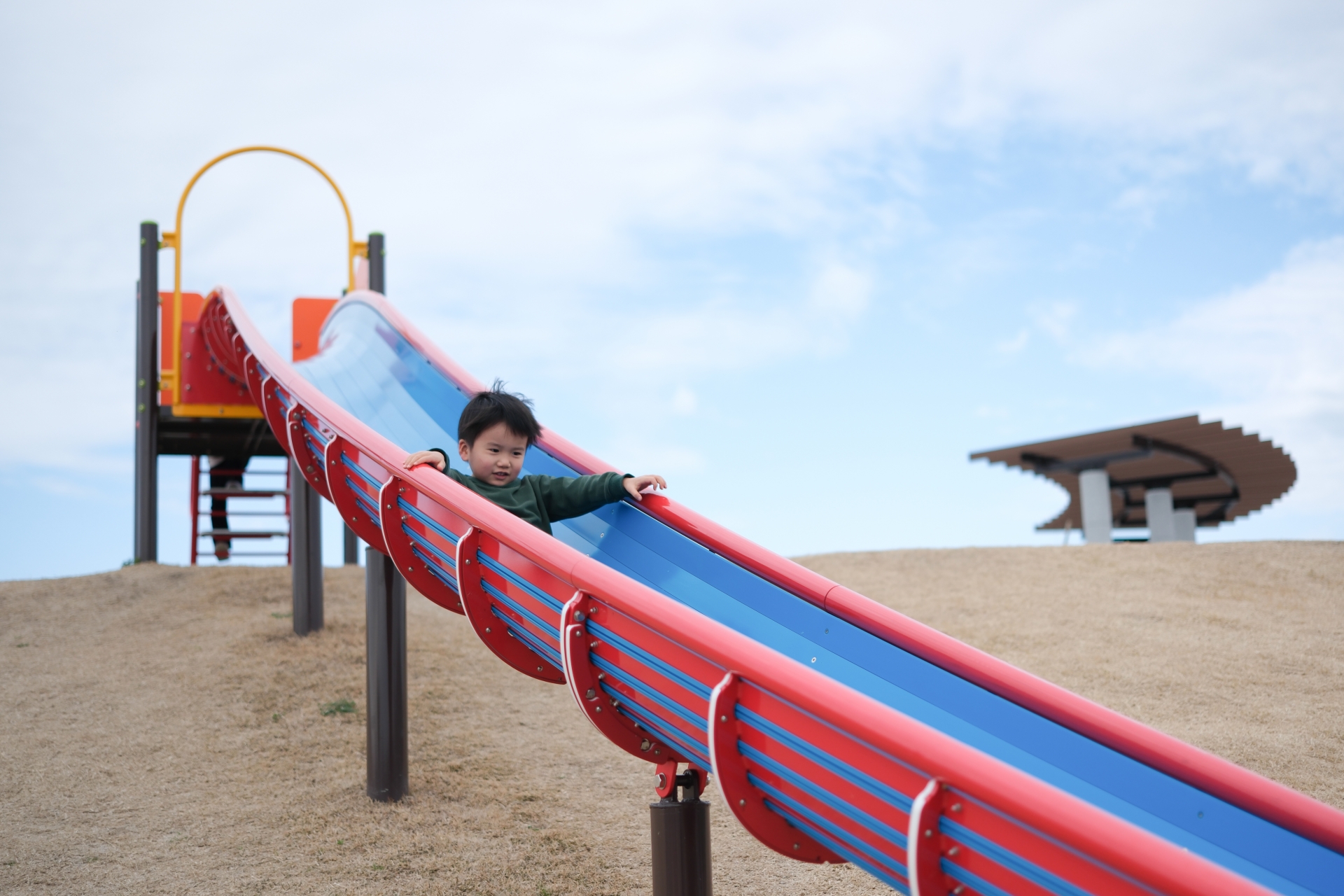 滑り台をする子ども