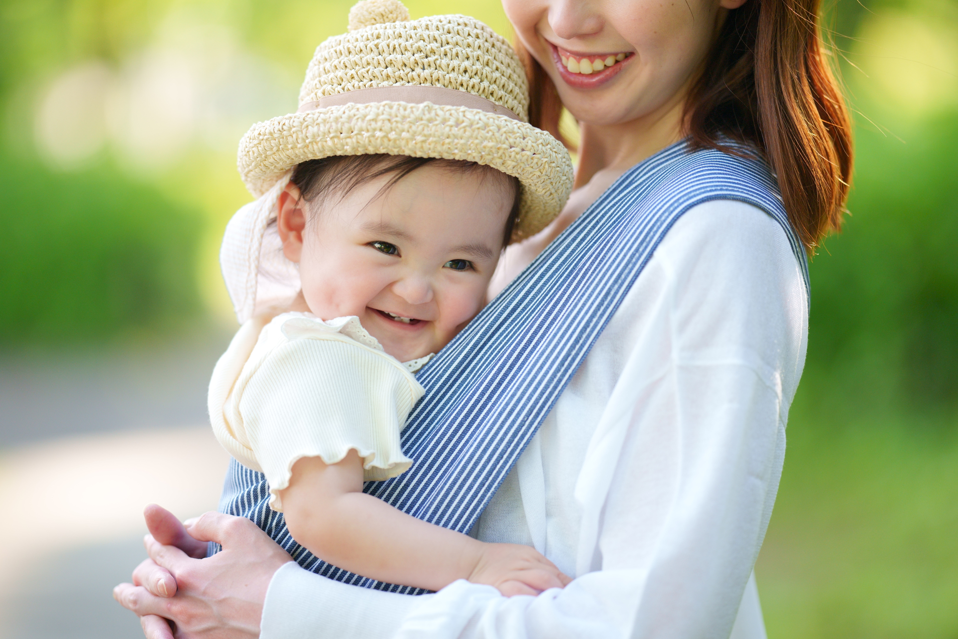 抱っこされる赤ちゃん