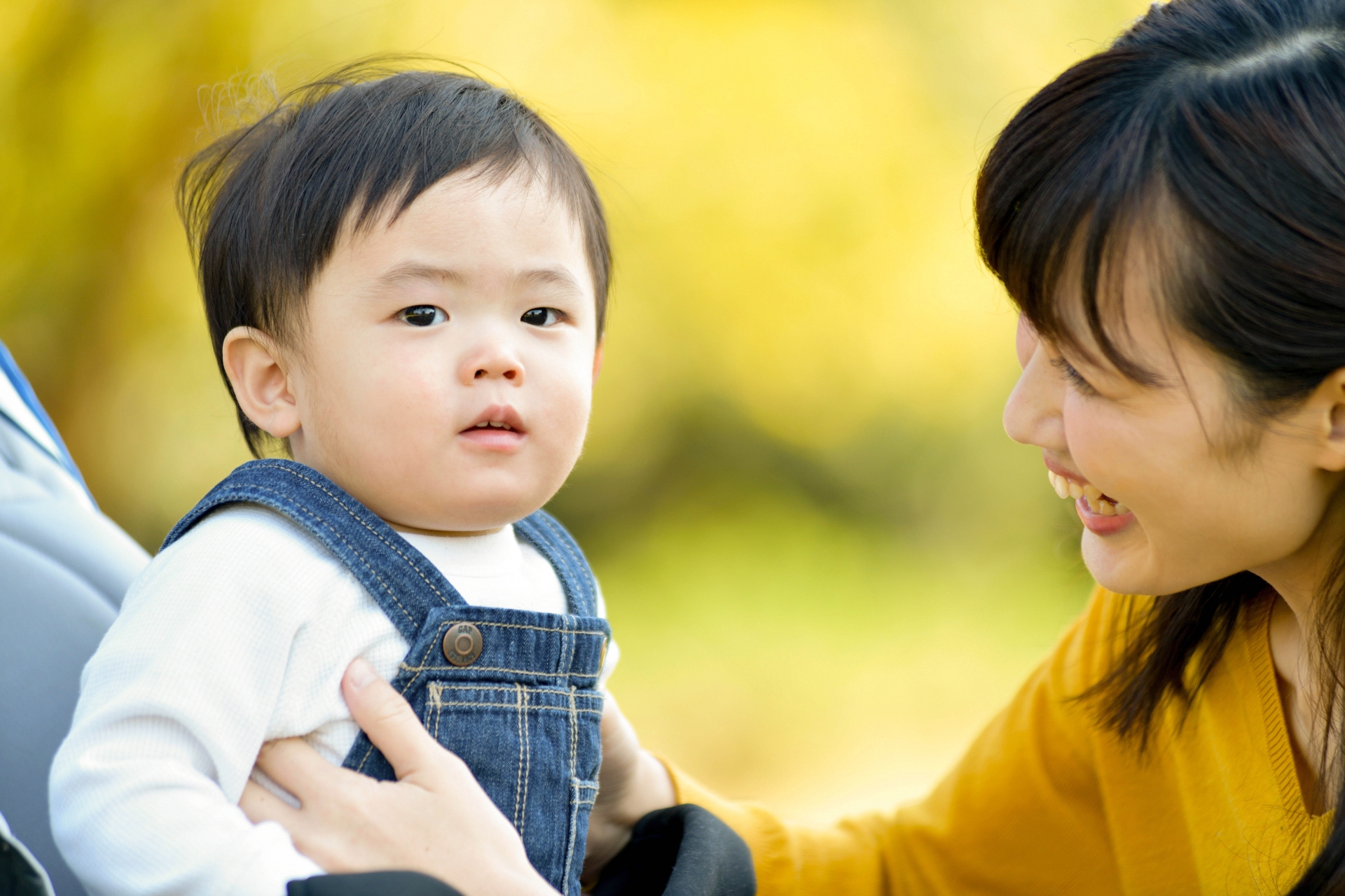 赤ちゃんと向き合うママ