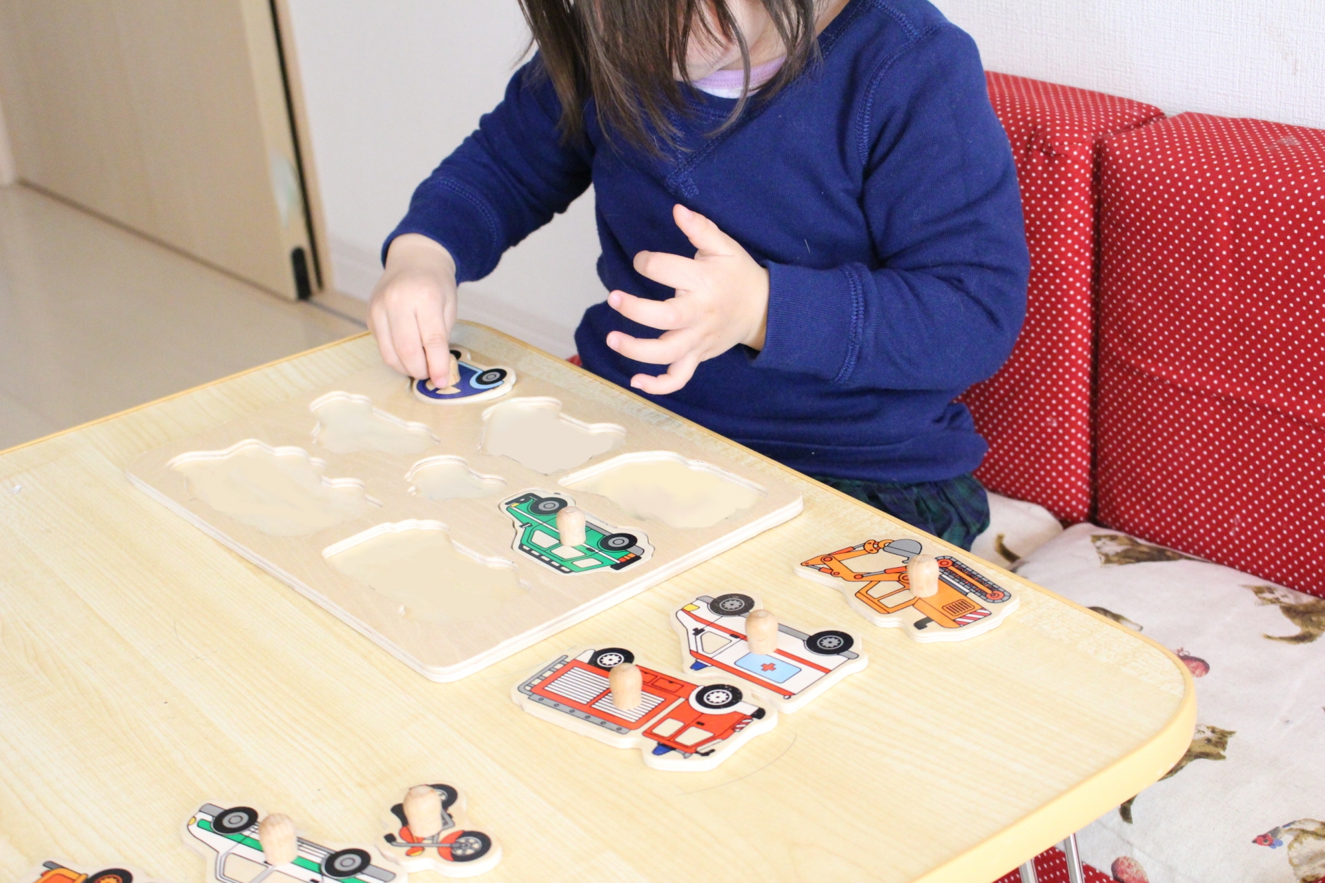 パズルをする子