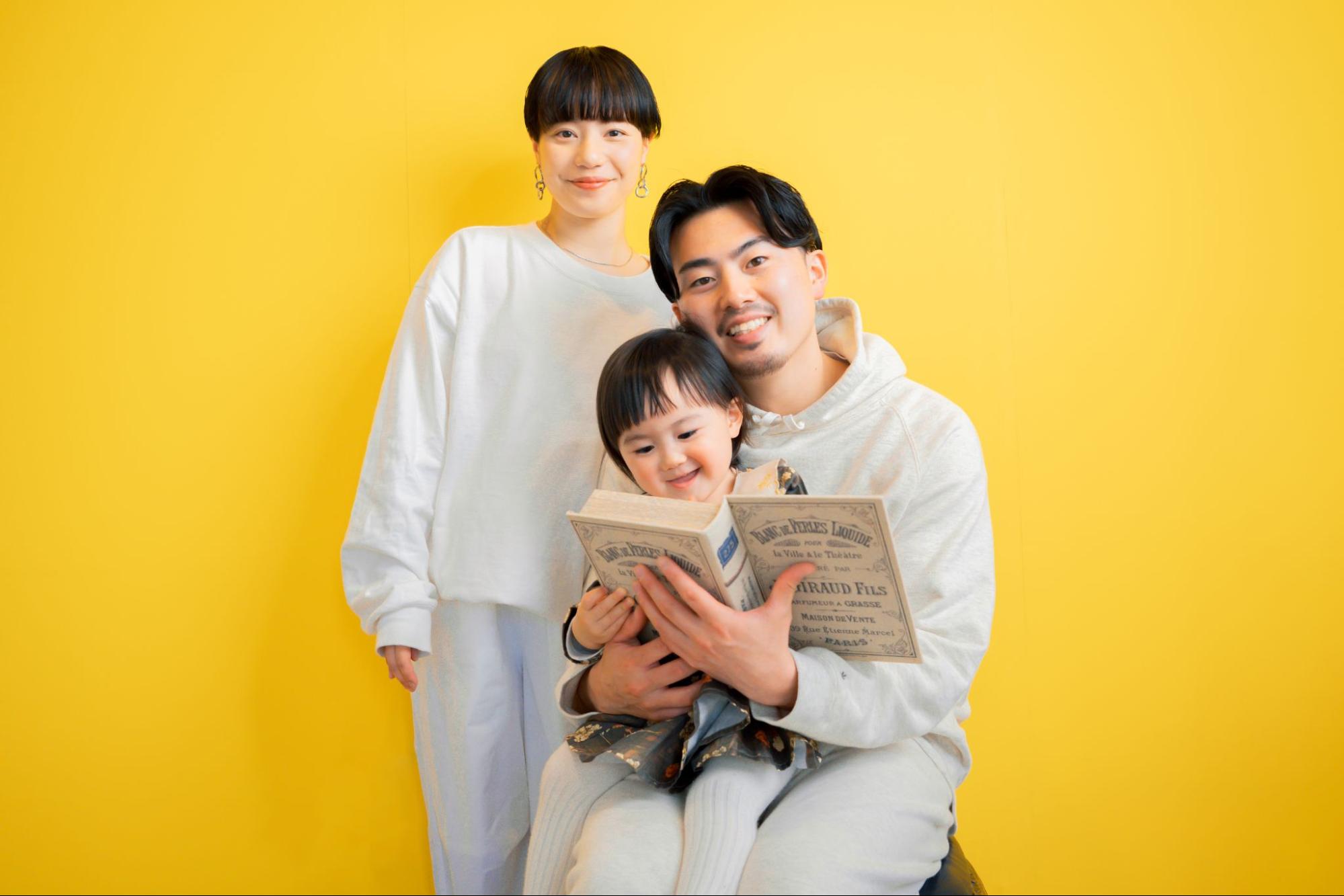 本を読む家族