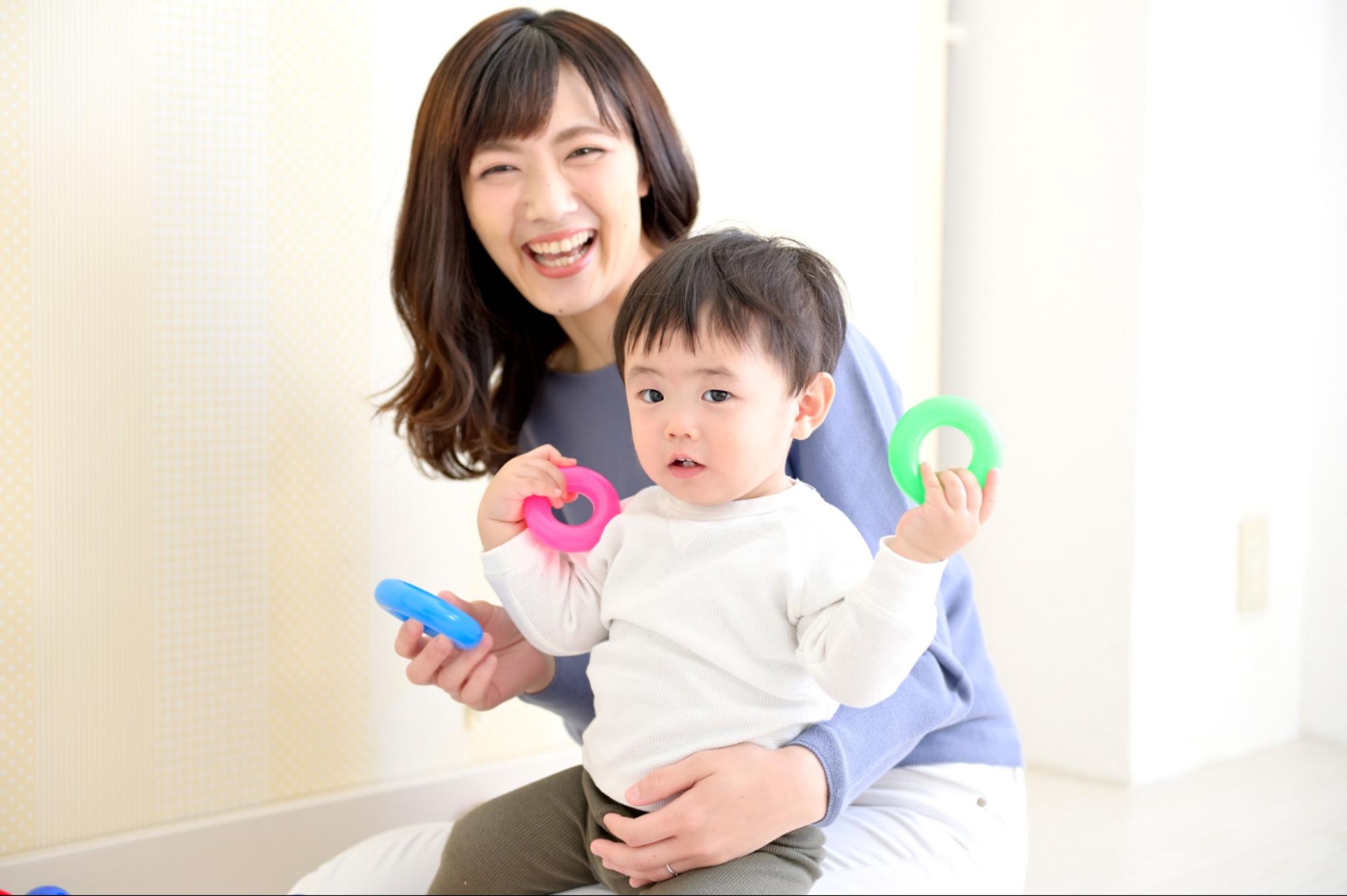 おもちゃで遊ぶ親子