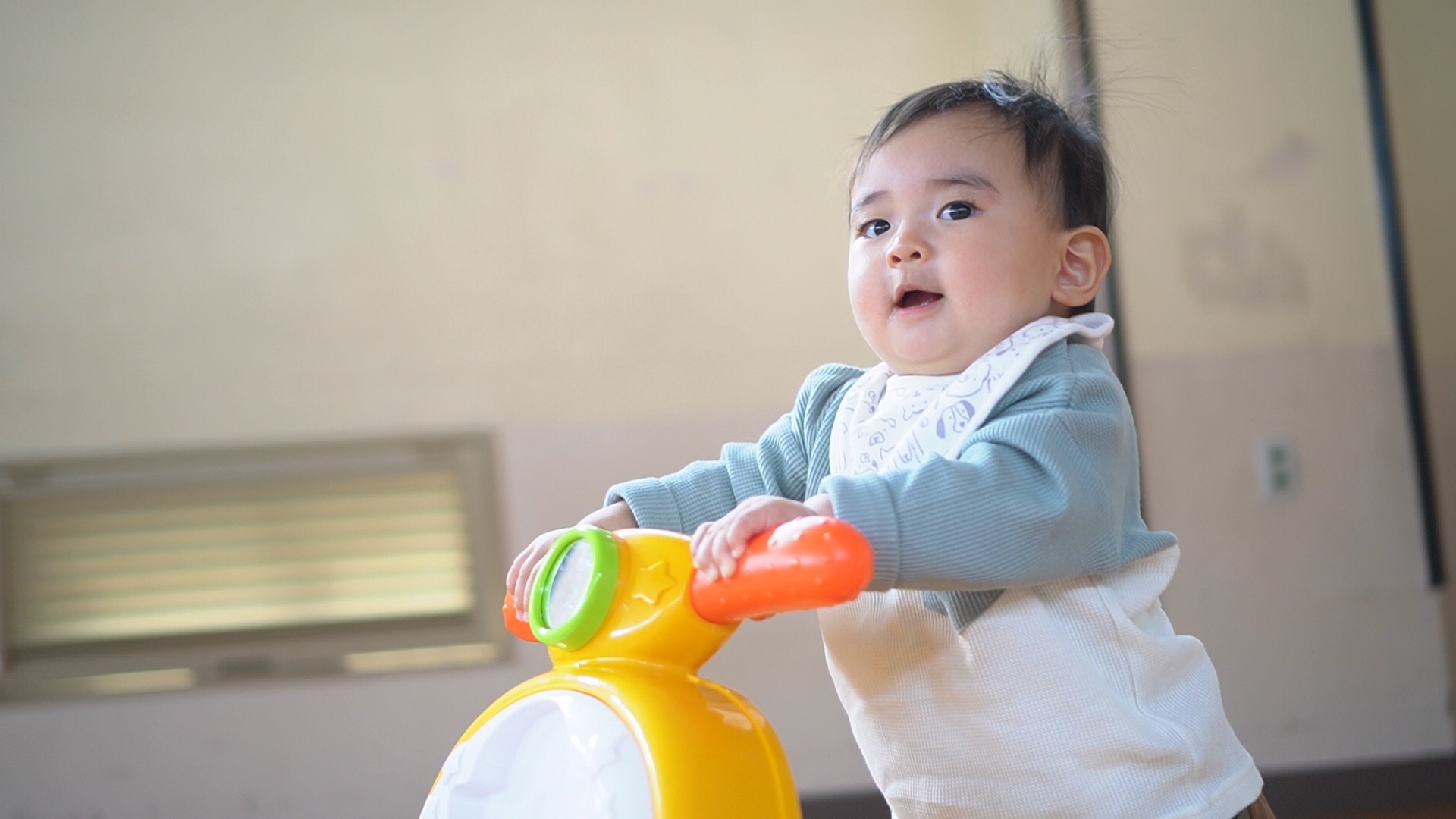 手押し車を押す赤ちゃん