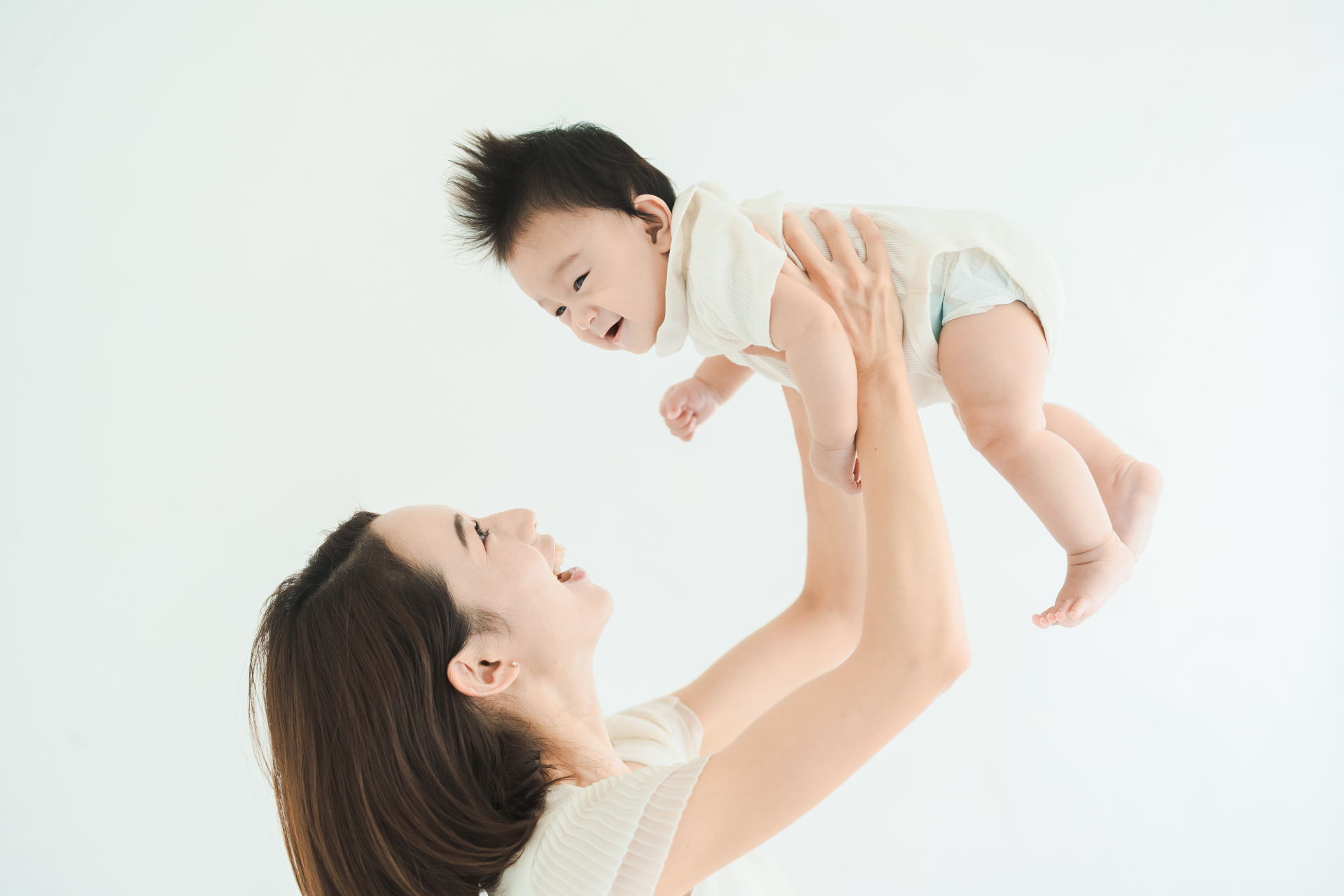 高い高いをするママ