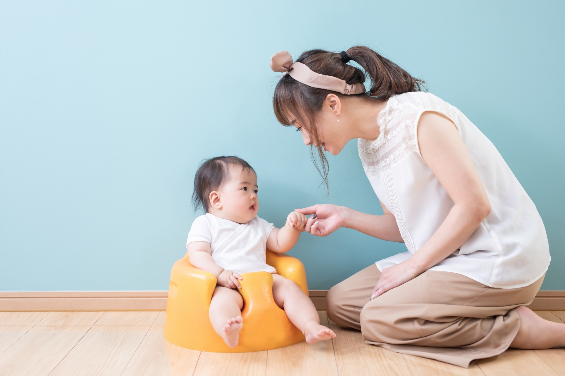 赤ちゃんの手を握るママ