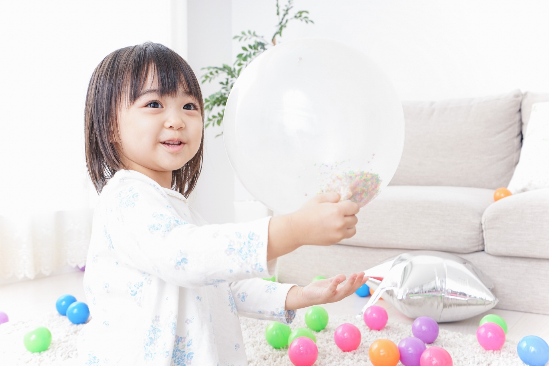 ボール遊びをする女の子