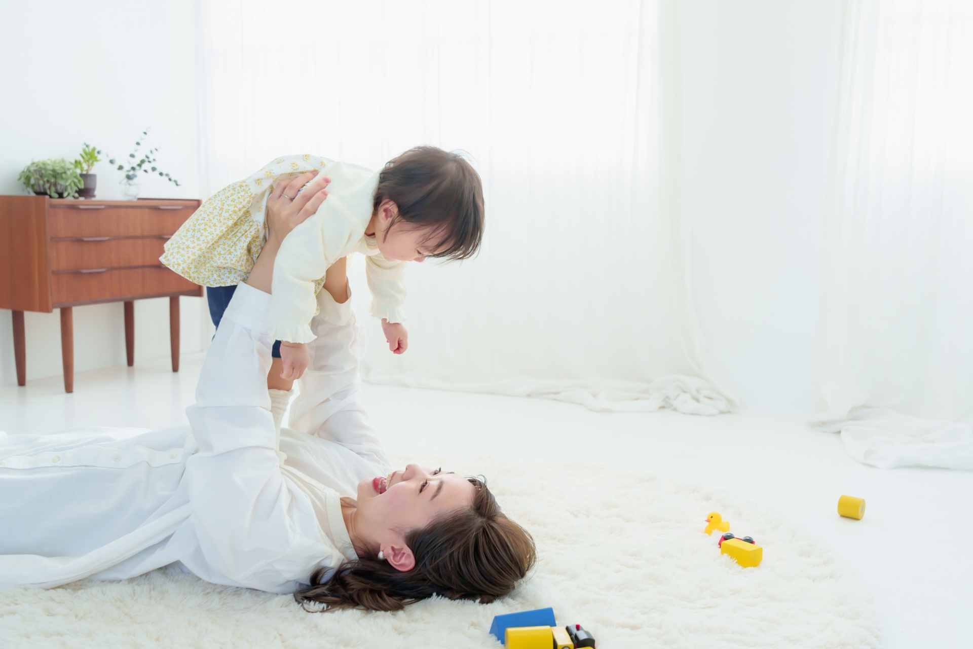 子どもを持ち上げるママ