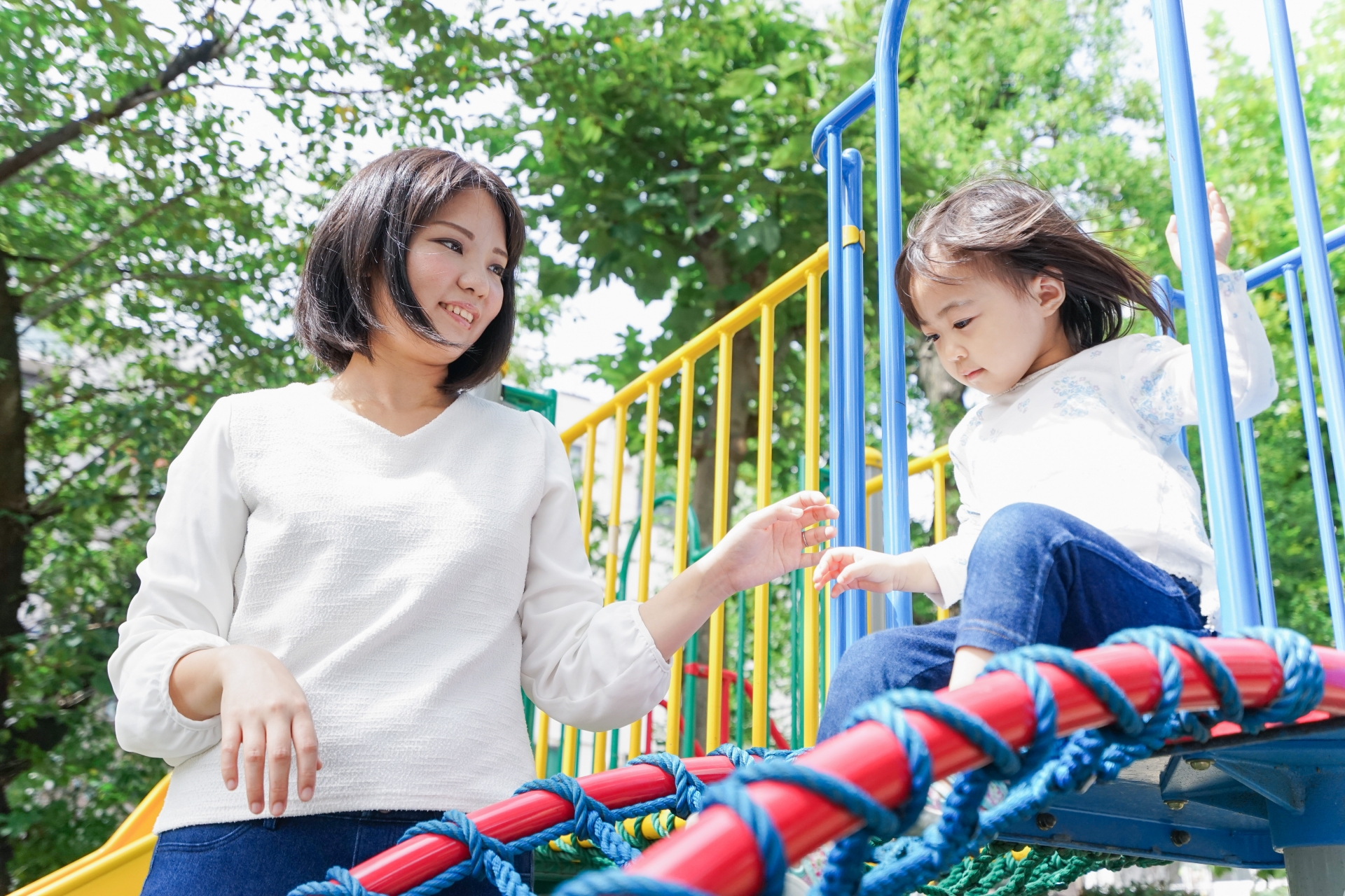 公園で遊ぶ親子