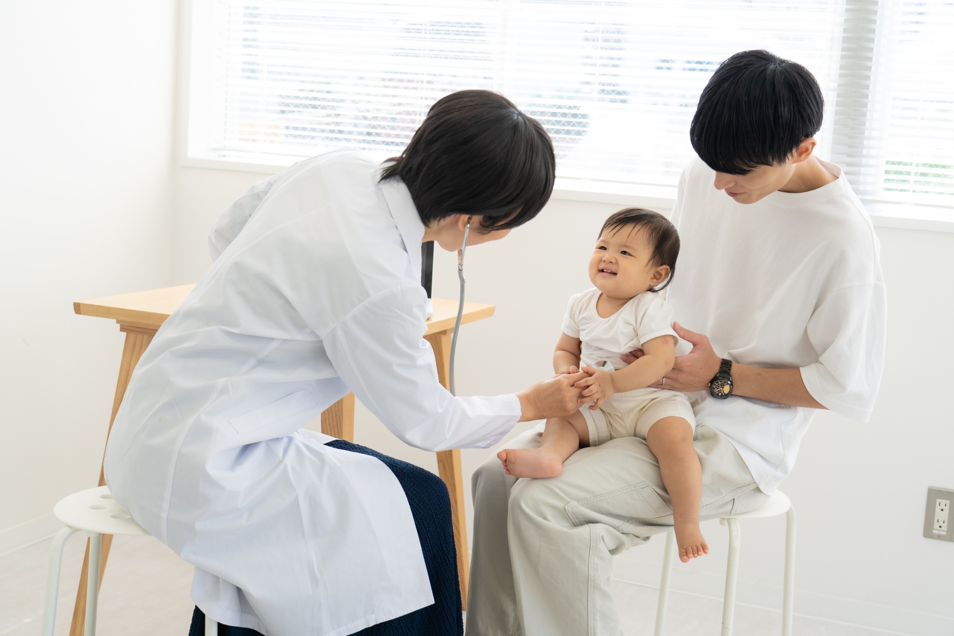診察を受ける赤ちゃん