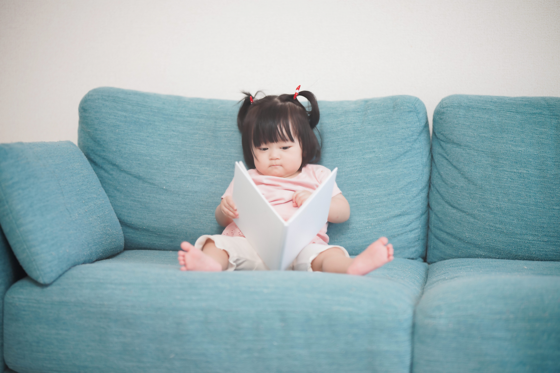 絵本をみる赤ちゃん