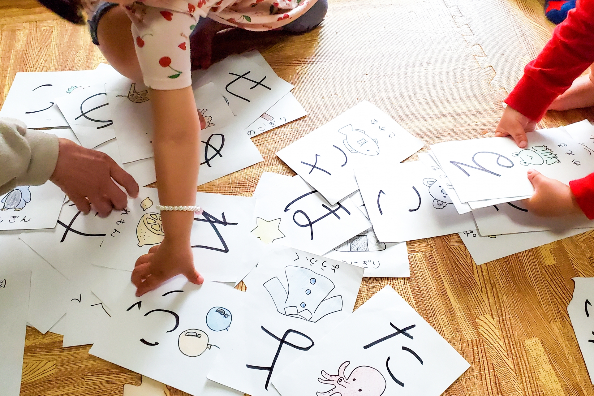 文字かるたで遊ぶ子どもたち