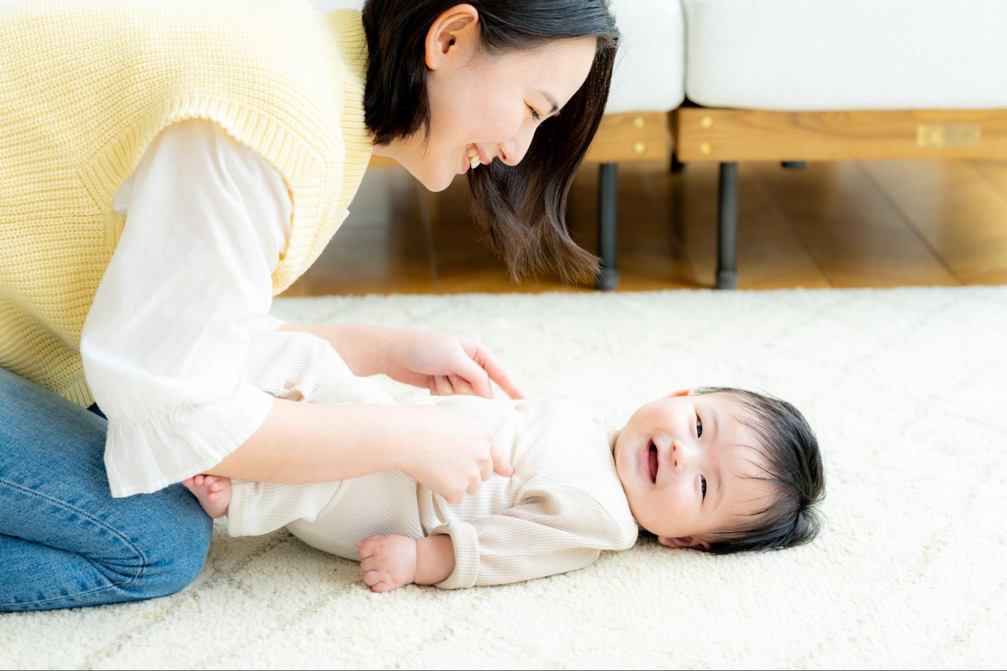 ママに触れられて嬉しい赤ちゃん